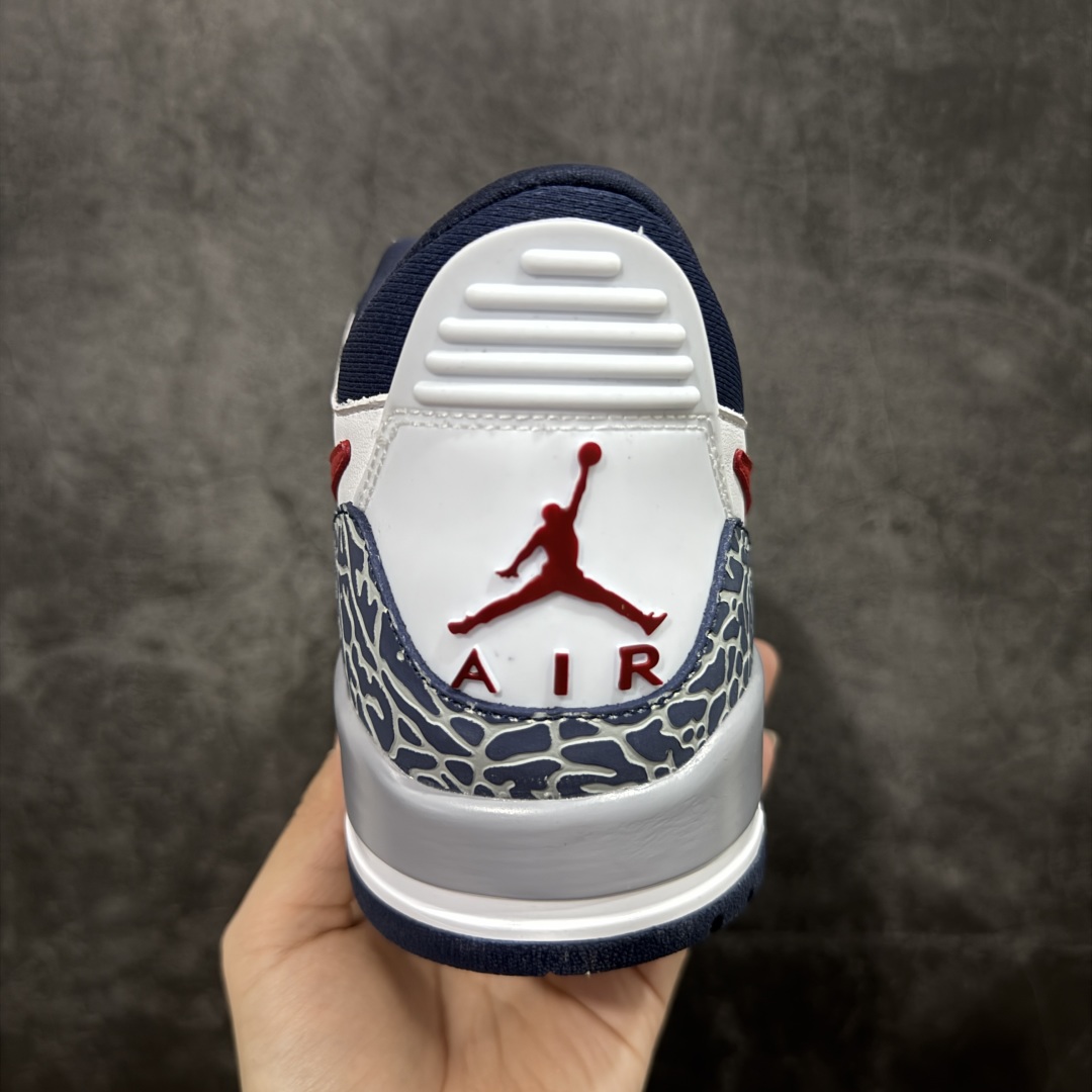 图片[4]-【黑金版本】Air Jordan Legacy AJ312 Low 低帮复古篮球鞋 白蓝红爆裂纹CD9054-164 市场独一档产物 全套原纸板楦头开发 原厂大底磨具加持立体防滑纹理 原档数据后跟TPU子母扣魔术贴 原装可视Air Sole气垫 原汁原味最完美的312代版型 唯一正确鞋头趴度弧度高度鞋身腰线 进口港宝加持 后跟自然饱满 全鞋荧光划线卡点 追求极致完美 每一双都是工艺品 多重QC质检 超越公司货的品控标准 实实在在的免检产品 鞋身采用了皮革材质打造 横跨鞋面的魔术贴十分吸睛 侧面的Swoosh Logo的一部分被鞋面遮挡了一部分 颇具玩味 魔术贴上标有NK标识 而鞋舌上是Jordan的经典红色飞翼Logo 后跟和鞋底均采用了AJ3的设计 后跟上同样也使用了经典的爆裂纹图案 尺码：36-47.5-选品中心