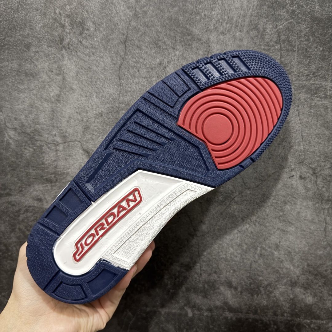 图片[9]-【黑金版本】Air Jordan Legacy AJ312 Low 低帮复古篮球鞋 白蓝红爆裂纹CD9054-164 市场独一档产物 全套原纸板楦头开发 原厂大底磨具加持立体防滑纹理 原档数据后跟TPU子母扣魔术贴 原装可视Air Sole气垫 原汁原味最完美的312代版型 唯一正确鞋头趴度弧度高度鞋身腰线 进口港宝加持 后跟自然饱满 全鞋荧光划线卡点 追求极致完美 每一双都是工艺品 多重QC质检 超越公司货的品控标准 实实在在的免检产品 鞋身采用了皮革材质打造 横跨鞋面的魔术贴十分吸睛 侧面的Swoosh Logo的一部分被鞋面遮挡了一部分 颇具玩味 魔术贴上标有NK标识 而鞋舌上是Jordan的经典红色飞翼Logo 后跟和鞋底均采用了AJ3的设计 后跟上同样也使用了经典的爆裂纹图案 尺码：36-47.5-选品中心