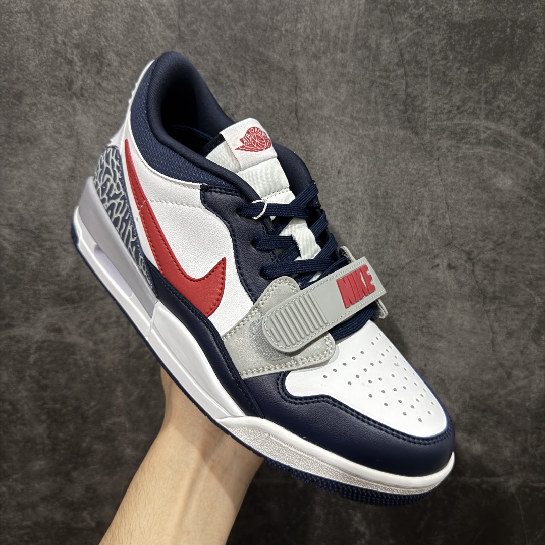 图片[3]-【黑金版本】Air Jordan Legacy AJ312 Low 低帮复古篮球鞋 白蓝红爆裂纹CD9054-164 市场独一档产物 全套原纸板楦头开发 原厂大底磨具加持立体防滑纹理 原档数据后跟TPU子母扣魔术贴 原装可视Air Sole气垫 原汁原味最完美的312代版型 唯一正确鞋头趴度弧度高度鞋身腰线 进口港宝加持 后跟自然饱满 全鞋荧光划线卡点 追求极致完美 每一双都是工艺品 多重QC质检 超越公司货的品控标准 实实在在的免检产品 鞋身采用了皮革材质打造 横跨鞋面的魔术贴十分吸睛 侧面的Swoosh Logo的一部分被鞋面遮挡了一部分 颇具玩味 魔术贴上标有NK标识 而鞋舌上是Jordan的经典红色飞翼Logo 后跟和鞋底均采用了AJ3的设计 后跟上同样也使用了经典的爆裂纹图案 尺码：36-47.5-选品中心