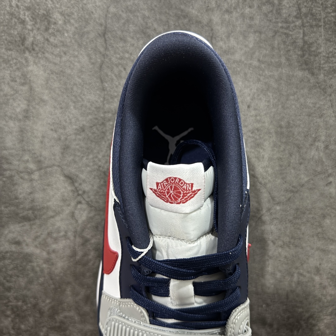 图片[8]-【黑金版本】Air Jordan Legacy AJ312 Low 低帮复古篮球鞋 白蓝红爆裂纹CD9054-164 市场独一档产物 全套原纸板楦头开发 原厂大底磨具加持立体防滑纹理 原档数据后跟TPU子母扣魔术贴 原装可视Air Sole气垫 原汁原味最完美的312代版型 唯一正确鞋头趴度弧度高度鞋身腰线 进口港宝加持 后跟自然饱满 全鞋荧光划线卡点 追求极致完美 每一双都是工艺品 多重QC质检 超越公司货的品控标准 实实在在的免检产品 鞋身采用了皮革材质打造 横跨鞋面的魔术贴十分吸睛 侧面的Swoosh Logo的一部分被鞋面遮挡了一部分 颇具玩味 魔术贴上标有NK标识 而鞋舌上是Jordan的经典红色飞翼Logo 后跟和鞋底均采用了AJ3的设计 后跟上同样也使用了经典的爆裂纹图案 尺码：36-47.5-选品中心