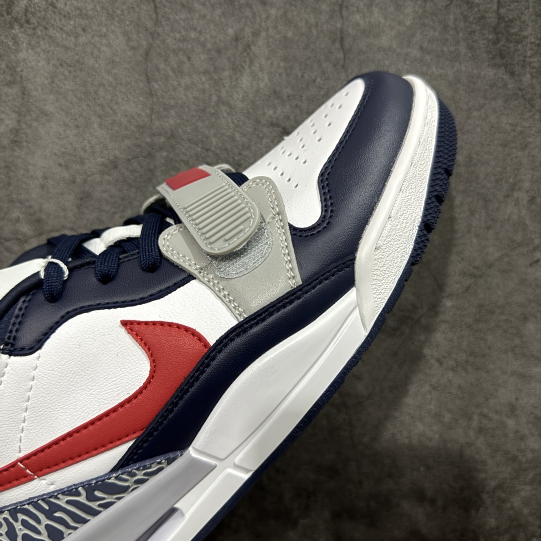 图片[6]-【黑金版本】Air Jordan Legacy AJ312 Low 低帮复古篮球鞋 白蓝红爆裂纹CD9054-164 市场独一档产物 全套原纸板楦头开发 原厂大底磨具加持立体防滑纹理 原档数据后跟TPU子母扣魔术贴 原装可视Air Sole气垫 原汁原味最完美的312代版型 唯一正确鞋头趴度弧度高度鞋身腰线 进口港宝加持 后跟自然饱满 全鞋荧光划线卡点 追求极致完美 每一双都是工艺品 多重QC质检 超越公司货的品控标准 实实在在的免检产品 鞋身采用了皮革材质打造 横跨鞋面的魔术贴十分吸睛 侧面的Swoosh Logo的一部分被鞋面遮挡了一部分 颇具玩味 魔术贴上标有NK标识 而鞋舌上是Jordan的经典红色飞翼Logo 后跟和鞋底均采用了AJ3的设计 后跟上同样也使用了经典的爆裂纹图案 尺码：36-47.5-选品中心