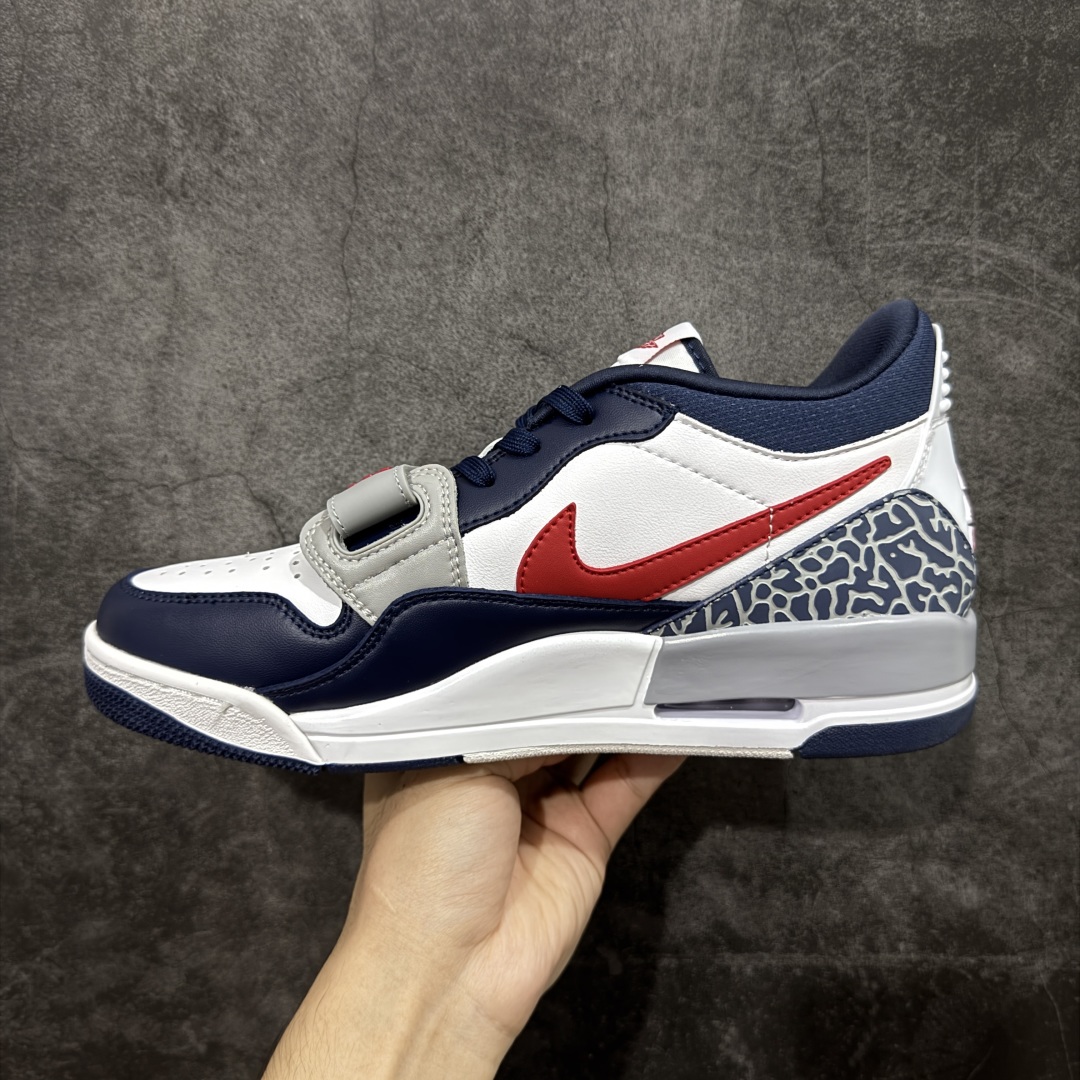 图片[2]-【黑金版本】Air Jordan Legacy AJ312 Low 低帮复古篮球鞋 白蓝红爆裂纹CD9054-164 市场独一档产物 全套原纸板楦头开发 原厂大底磨具加持立体防滑纹理 原档数据后跟TPU子母扣魔术贴 原装可视Air Sole气垫 原汁原味最完美的312代版型 唯一正确鞋头趴度弧度高度鞋身腰线 进口港宝加持 后跟自然饱满 全鞋荧光划线卡点 追求极致完美 每一双都是工艺品 多重QC质检 超越公司货的品控标准 实实在在的免检产品 鞋身采用了皮革材质打造 横跨鞋面的魔术贴十分吸睛 侧面的Swoosh Logo的一部分被鞋面遮挡了一部分 颇具玩味 魔术贴上标有NK标识 而鞋舌上是Jordan的经典红色飞翼Logo 后跟和鞋底均采用了AJ3的设计 后跟上同样也使用了经典的爆裂纹图案 尺码：36-47.5-选品中心