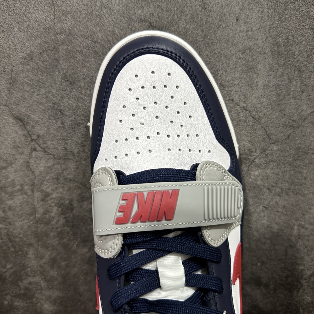 图片[5]-【黑金版本】Air Jordan Legacy AJ312 Low 低帮复古篮球鞋 白蓝红爆裂纹CD9054-164 市场独一档产物 全套原纸板楦头开发 原厂大底磨具加持立体防滑纹理 原档数据后跟TPU子母扣魔术贴 原装可视Air Sole气垫 原汁原味最完美的312代版型 唯一正确鞋头趴度弧度高度鞋身腰线 进口港宝加持 后跟自然饱满 全鞋荧光划线卡点 追求极致完美 每一双都是工艺品 多重QC质检 超越公司货的品控标准 实实在在的免检产品 鞋身采用了皮革材质打造 横跨鞋面的魔术贴十分吸睛 侧面的Swoosh Logo的一部分被鞋面遮挡了一部分 颇具玩味 魔术贴上标有NK标识 而鞋舌上是Jordan的经典红色飞翼Logo 后跟和鞋底均采用了AJ3的设计 后跟上同样也使用了经典的爆裂纹图案 尺码：36-47.5-选品中心