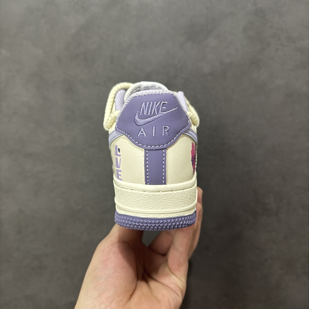 图片[4]-【定制版】手绘涂鸦“紫粉表白”Nike Air Force 1 “Confession”空军一号定制板鞋 当紫的温柔与粉的热烈碰撞，这双定制空军一号便成了最浪漫的表白信。淡紫鞋尾晕染着梦幻，粉调蛛纹在银钩上舞动，泼墨般的色彩泼洒出不羁爱意，“Exquisite”的字样恰似情话呢喃。它打破常规，以甜酷姿态诉说深情，每一处涂鸦都是心跳的痕迹，每一抹色彩都是专属的浪漫暗号 货号：BD7701-220 尺码：36 36.5 37.5 38 38.5 39 40 40.5 41 42 42.5 43 44 44.5 45 编码：HXSA310320-选品中心