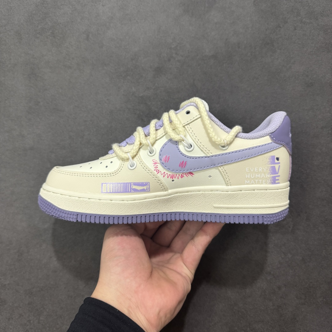 图片[2]-【定制版】手绘涂鸦“紫粉表白”Nike Air Force 1 “Confession”空军一号定制板鞋 当紫的温柔与粉的热烈碰撞，这双定制空军一号便成了最浪漫的表白信。淡紫鞋尾晕染着梦幻，粉调蛛纹在银钩上舞动，泼墨般的色彩泼洒出不羁爱意，“Exquisite”的字样恰似情话呢喃。它打破常规，以甜酷姿态诉说深情，每一处涂鸦都是心跳的痕迹，每一抹色彩都是专属的浪漫暗号 货号：BD7701-220 尺码：36 36.5 37.5 38 38.5 39 40 40.5 41 42 42.5 43 44 44.5 45 编码：HXSA310320-选品中心