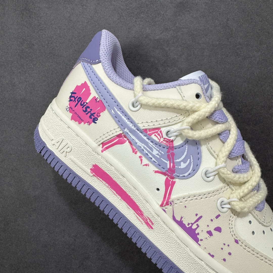 图片[6]-【定制版】手绘涂鸦“紫粉表白”Nike Air Force 1 “Confession”空军一号定制板鞋 当紫的温柔与粉的热烈碰撞，这双定制空军一号便成了最浪漫的表白信。淡紫鞋尾晕染着梦幻，粉调蛛纹在银钩上舞动，泼墨般的色彩泼洒出不羁爱意，“Exquisite”的字样恰似情话呢喃。它打破常规，以甜酷姿态诉说深情，每一处涂鸦都是心跳的痕迹，每一抹色彩都是专属的浪漫暗号 货号：BD7701-220 尺码：36 36.5 37.5 38 38.5 39 40 40.5 41 42 42.5 43 44 44.5 45 编码：HXSA310320-选品中心