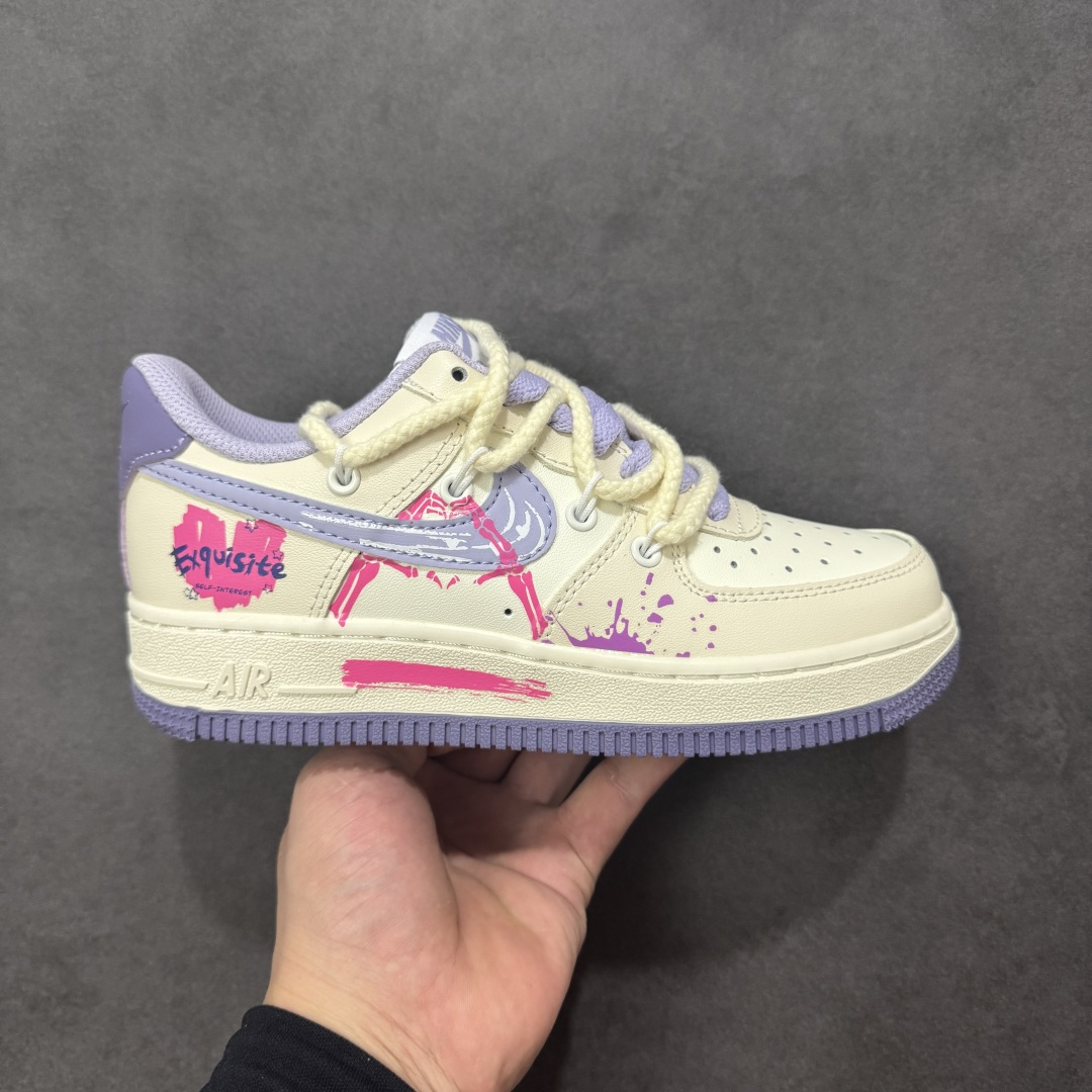 【定制版】手绘涂鸦“紫粉表白”Nike Air Force 1 “Confession”空军一号定制板鞋 当紫的温柔与粉的热烈碰撞，这双定制空军一号便成了最浪漫的表白信。淡紫鞋尾晕染着梦幻，粉调蛛纹在银钩上舞动，泼墨般的色彩泼洒出不羁爱意，“Exquisite”的字样恰似情话呢喃。它打破常规，以甜酷姿态诉说深情，每一处涂鸦都是心跳的痕迹，每一抹色彩都是专属的浪漫暗号 货号：BD7701-220 尺码：36 36.5 37.5 38 38.5 39 40 40.5 41 42 42.5 43 44 44.5 45 编码：HXSA310320-选品中心