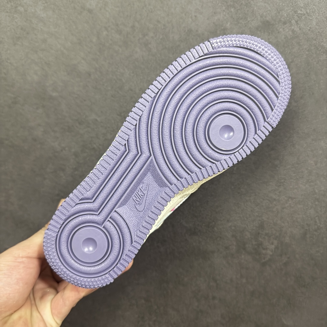 图片[9]-【定制版】手绘涂鸦“紫粉表白”Nike Air Force 1 “Confession”空军一号定制板鞋 当紫的温柔与粉的热烈碰撞，这双定制空军一号便成了最浪漫的表白信。淡紫鞋尾晕染着梦幻，粉调蛛纹在银钩上舞动，泼墨般的色彩泼洒出不羁爱意，“Exquisite”的字样恰似情话呢喃。它打破常规，以甜酷姿态诉说深情，每一处涂鸦都是心跳的痕迹，每一抹色彩都是专属的浪漫暗号 货号：BD7701-220 尺码：36 36.5 37.5 38 38.5 39 40 40.5 41 42 42.5 43 44 44.5 45 编码：HXSA310320-选品中心