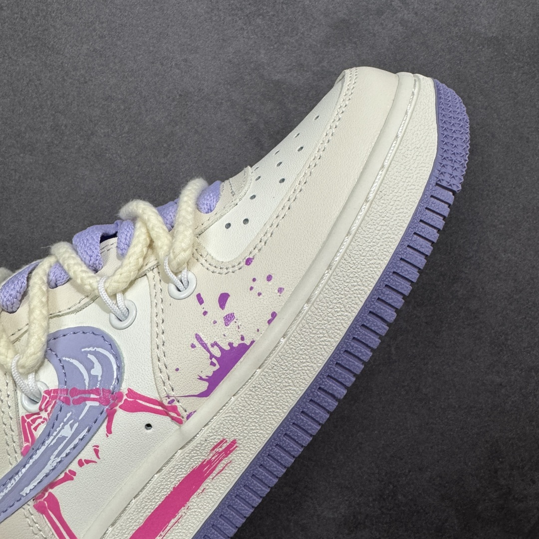 图片[5]-【定制版】手绘涂鸦“紫粉表白”Nike Air Force 1 “Confession”空军一号定制板鞋 当紫的温柔与粉的热烈碰撞，这双定制空军一号便成了最浪漫的表白信。淡紫鞋尾晕染着梦幻，粉调蛛纹在银钩上舞动，泼墨般的色彩泼洒出不羁爱意，“Exquisite”的字样恰似情话呢喃。它打破常规，以甜酷姿态诉说深情，每一处涂鸦都是心跳的痕迹，每一抹色彩都是专属的浪漫暗号 货号：BD7701-220 尺码：36 36.5 37.5 38 38.5 39 40 40.5 41 42 42.5 43 44 44.5 45 编码：HXSA310320-选品中心