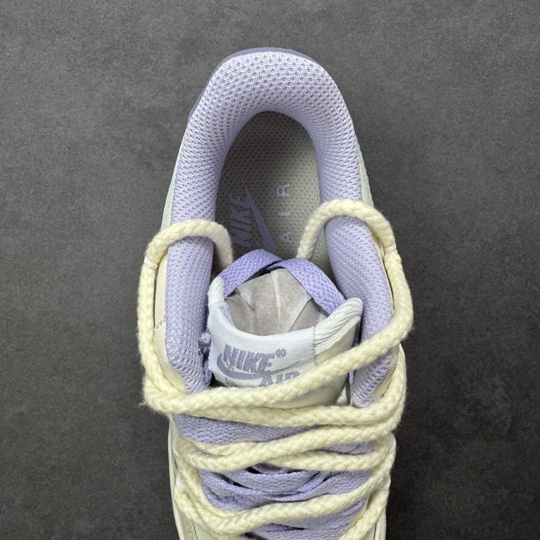 图片[7]-【定制版】手绘涂鸦“紫粉表白”Nike Air Force 1 “Confession”空军一号定制板鞋 当紫的温柔与粉的热烈碰撞，这双定制空军一号便成了最浪漫的表白信。淡紫鞋尾晕染着梦幻，粉调蛛纹在银钩上舞动，泼墨般的色彩泼洒出不羁爱意，“Exquisite”的字样恰似情话呢喃。它打破常规，以甜酷姿态诉说深情，每一处涂鸦都是心跳的痕迹，每一抹色彩都是专属的浪漫暗号 货号：BD7701-220 尺码：36 36.5 37.5 38 38.5 39 40 40.5 41 42 42.5 43 44 44.5 45 编码：HXSA310320-选品中心