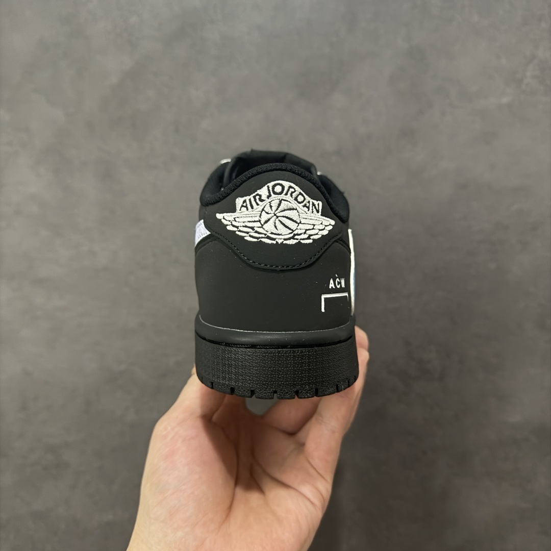 图片[4]-【定制版】ACW x Travis Scott x Air Jordan 1 Low ACW x AJ1 低帮 黑白倒钩 AJ1 乔丹1代 aj1 乔1 低邦 黑白倒勾联名 乔丹篮球鞋系列 鞋款整体以米黑色为底搭配黑色框架覆盖层，标志性的反钩Swoosh Logo采用白色呈现，内侧也辅以白色Swoosh Logo点缀，鞋舌等多处TS标志性元素均得以保留；鞋舌上以Nike Swoosh Logo呈现，鞋头处迷你Swoosh Logo采用白色妆点，后跟的Jack厂牌标志以及Wings Logo均以白色缝线打造，后跟侧下方印有ACW字样，彰显联名身份；最后以黑色中底搭配同色橡胶外底完善整体设计收尾。 货号：AC1808-192 尺码：36 36.5 37.5 38 38.5 39 40 40.5 41 42 42.5 43 44 44.5 45 编码：HXSB330340-选品中心