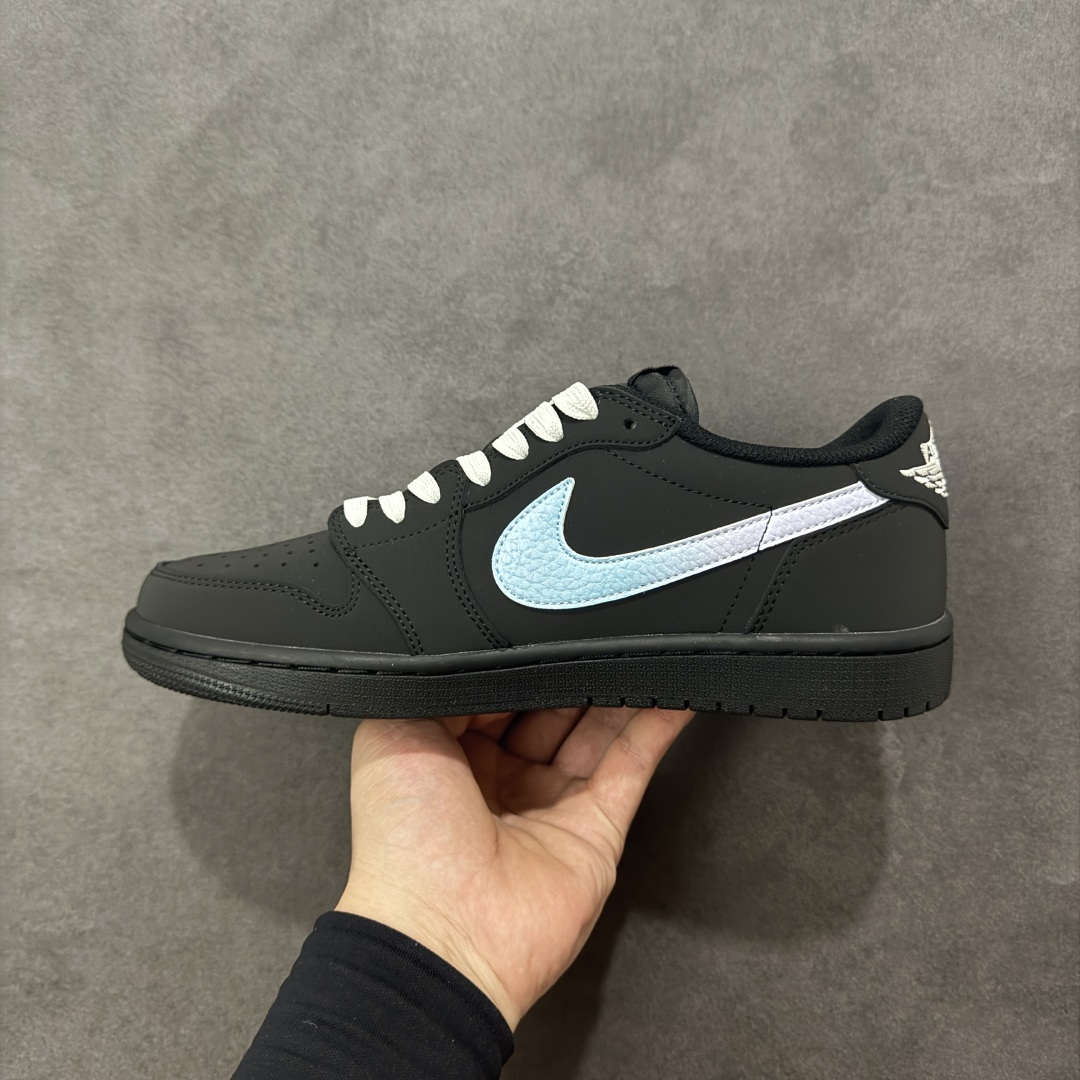 图片[2]-【定制版】ACW x Travis Scott x Air Jordan 1 Low ACW x AJ1 低帮 黑白倒钩 AJ1 乔丹1代 aj1 乔1 低邦 黑白倒勾联名 乔丹篮球鞋系列 鞋款整体以米黑色为底搭配黑色框架覆盖层，标志性的反钩Swoosh Logo采用白色呈现，内侧也辅以白色Swoosh Logo点缀，鞋舌等多处TS标志性元素均得以保留；鞋舌上以Nike Swoosh Logo呈现，鞋头处迷你Swoosh Logo采用白色妆点，后跟的Jack厂牌标志以及Wings Logo均以白色缝线打造，后跟侧下方印有ACW字样，彰显联名身份；最后以黑色中底搭配同色橡胶外底完善整体设计收尾。 货号：AC1808-192 尺码：36 36.5 37.5 38 38.5 39 40 40.5 41 42 42.5 43 44 44.5 45 编码：HXSB330340-选品中心