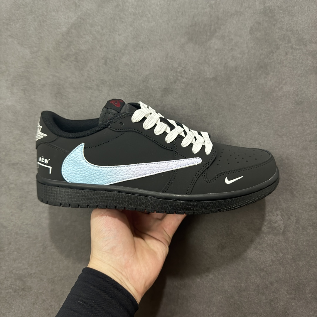 【定制版】ACW x Travis Scott x Air Jordan 1 Low ACW x AJ1 低帮 黑白倒钩 AJ1 乔丹1代 aj1 乔1 低邦 黑白倒勾联名 乔丹篮球鞋系列 鞋款整体以米黑色为底搭配黑色框架覆盖层，标志性的反钩Swoosh Logo采用白色呈现，内侧也辅以白色Swoosh Logo点缀，鞋舌等多处TS标志性元素均得以保留；鞋舌上以Nike Swoosh Logo呈现，鞋头处迷你Swoosh Logo采用白色妆点，后跟的Jack厂牌标志以及Wings Logo均以白色缝线打造，后跟侧下方印有ACW字样，彰显联名身份；最后以黑色中底搭配同色橡胶外底完善整体设计收尾。 货号：AC1808-192 尺码：36 36.5 37.5 38 38.5 39 40 40.5 41 42 42.5 43 44 44.5 45 编码：HXSB330340-选品中心