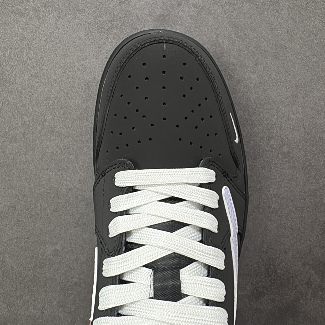 图片[8]-【定制版】ACW x Travis Scott x Air Jordan 1 Low ACW x AJ1 低帮 黑白倒钩 AJ1 乔丹1代 aj1 乔1 低邦 黑白倒勾联名 乔丹篮球鞋系列 鞋款整体以米黑色为底搭配黑色框架覆盖层，标志性的反钩Swoosh Logo采用白色呈现，内侧也辅以白色Swoosh Logo点缀，鞋舌等多处TS标志性元素均得以保留；鞋舌上以Nike Swoosh Logo呈现，鞋头处迷你Swoosh Logo采用白色妆点，后跟的Jack厂牌标志以及Wings Logo均以白色缝线打造，后跟侧下方印有ACW字样，彰显联名身份；最后以黑色中底搭配同色橡胶外底完善整体设计收尾。 货号：AC1808-192 尺码：36 36.5 37.5 38 38.5 39 40 40.5 41 42 42.5 43 44 44.5 45 编码：HXSB330340-选品中心