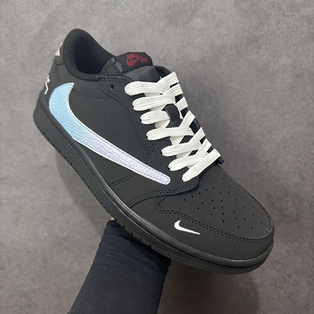 图片[3]-【定制版】ACW x Travis Scott x Air Jordan 1 Low ACW x AJ1 低帮 黑白倒钩 AJ1 乔丹1代 aj1 乔1 低邦 黑白倒勾联名 乔丹篮球鞋系列 鞋款整体以米黑色为底搭配黑色框架覆盖层，标志性的反钩Swoosh Logo采用白色呈现，内侧也辅以白色Swoosh Logo点缀，鞋舌等多处TS标志性元素均得以保留；鞋舌上以Nike Swoosh Logo呈现，鞋头处迷你Swoosh Logo采用白色妆点，后跟的Jack厂牌标志以及Wings Logo均以白色缝线打造，后跟侧下方印有ACW字样，彰显联名身份；最后以黑色中底搭配同色橡胶外底完善整体设计收尾。 货号：AC1808-192 尺码：36 36.5 37.5 38 38.5 39 40 40.5 41 42 42.5 43 44 44.5 45 编码：HXSB330340-选品中心