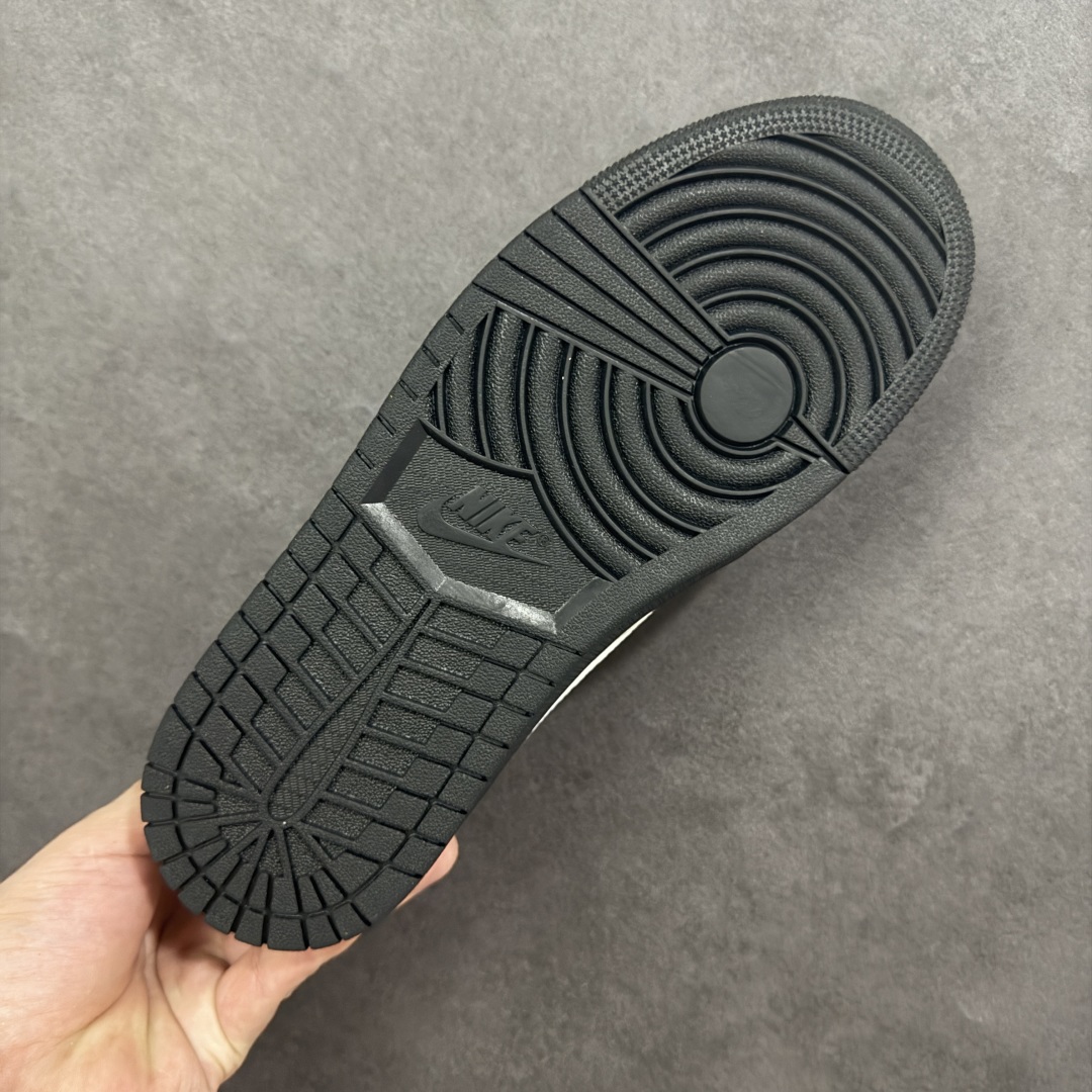 图片[9]-【定制版】ACW x Travis Scott x Air Jordan 1 Low ACW x AJ1 低帮 黑白倒钩 AJ1 乔丹1代 aj1 乔1 低邦 黑白倒勾联名 乔丹篮球鞋系列 鞋款整体以米黑色为底搭配黑色框架覆盖层，标志性的反钩Swoosh Logo采用白色呈现，内侧也辅以白色Swoosh Logo点缀，鞋舌等多处TS标志性元素均得以保留；鞋舌上以Nike Swoosh Logo呈现，鞋头处迷你Swoosh Logo采用白色妆点，后跟的Jack厂牌标志以及Wings Logo均以白色缝线打造，后跟侧下方印有ACW字样，彰显联名身份；最后以黑色中底搭配同色橡胶外底完善整体设计收尾。 货号：AC1808-192 尺码：36 36.5 37.5 38 38.5 39 40 40.5 41 42 42.5 43 44 44.5 45 编码：HXSB330340-选品中心