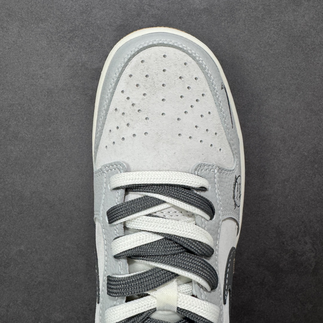图片[8]-【定制版】Nike SB Dunk Low 联名 石墨灰 高端定制 低帮休闲板鞋 SG6688-006  #定制鞋盒 大厂纯原品质出货 超高清洁度 高级麂皮 皮料切割干净无任何毛边 细节完美   尺码：36 36.5 37.5 38 38.5 39 40 40.5 41 42 42.5 43 44 44.5 45 编码：HXSB330340-选品中心