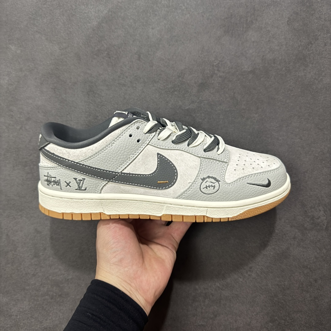 【定制版】Nike SB Dunk Low 联名 石墨灰 高端定制 低帮休闲板鞋 SG6688-006  #定制鞋盒 大厂纯原品质出货 超高清洁度 高级麂皮 皮料切割干净无任何毛边 细节完美   尺码：36 36.5 37.5 38 38.5 39 40 40.5 41 42 42.5 43 44 44.5 45 编码：HXSB330340-选品中心
