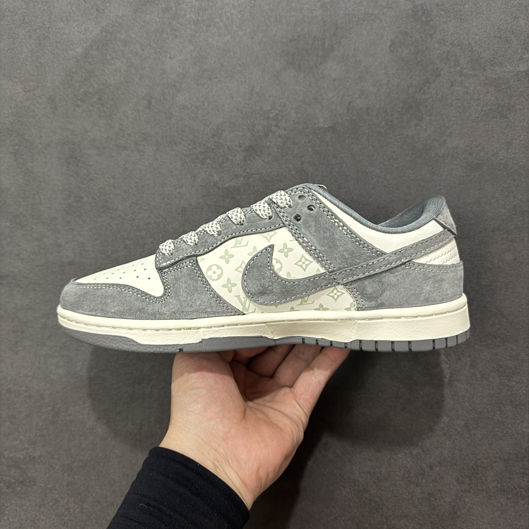 图片[2]-【定制版】Nike SB Dunk Low“LV联名——灰猪八红标” 周年高端定制 低帮休闲板鞋 定制鞋盒 大厂纯原品质出货 超高清洁度 皮料切割干净无任何毛边 细节完美 货号：CX5050-Y13 尺码：36 36.5 37.5 38 38.5 39 40 40.5 41 42 42.5 43 44 44.5 45 编码：HXSB330340-选品中心
