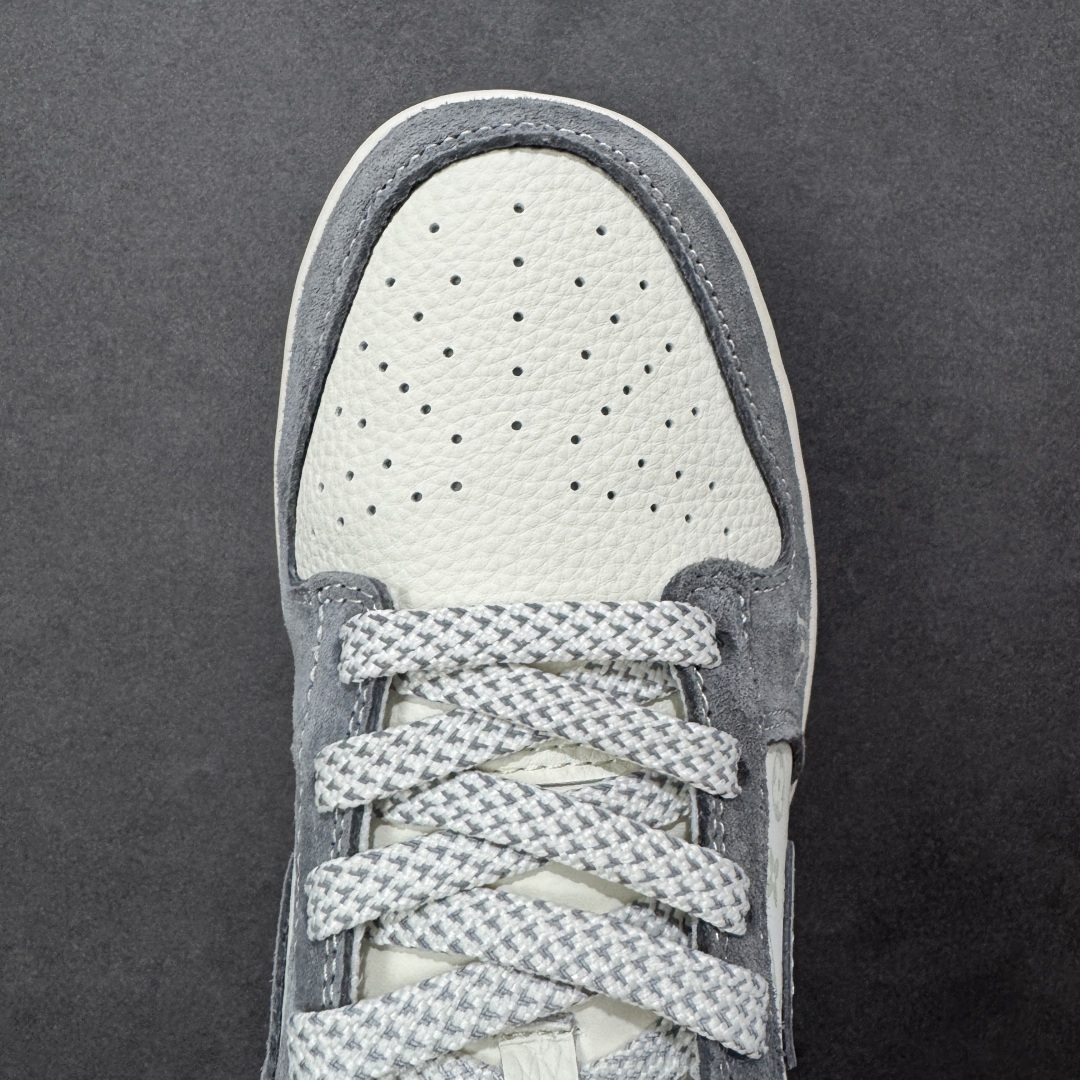 图片[8]-【定制版】Nike SB Dunk Low“LV联名——灰猪八红标” 周年高端定制 低帮休闲板鞋 定制鞋盒 大厂纯原品质出货 超高清洁度 皮料切割干净无任何毛边 细节完美 货号：CX5050-Y13 尺码：36 36.5 37.5 38 38.5 39 40 40.5 41 42 42.5 43 44 44.5 45 编码：HXSB330340-选品中心