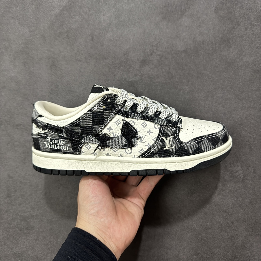 【定制版】Nike SB Dunk Low“LV联名——白黑格子牛仔” 高端定制 低帮休闲板鞋 定制鞋盒 高端防水材料 顶级夜光效 Ortholite鞋垫透气防臭 大厂纯原品质出货 超高清洁度 皮料切割干净无任何毛边 细节完美 货号：YF9511-901 尺码：36 36.5 37.5 38 38.5 39 40 40.5 41 42 42.5 43 44 44.5 45 编码：HXSB330340-选品中心
