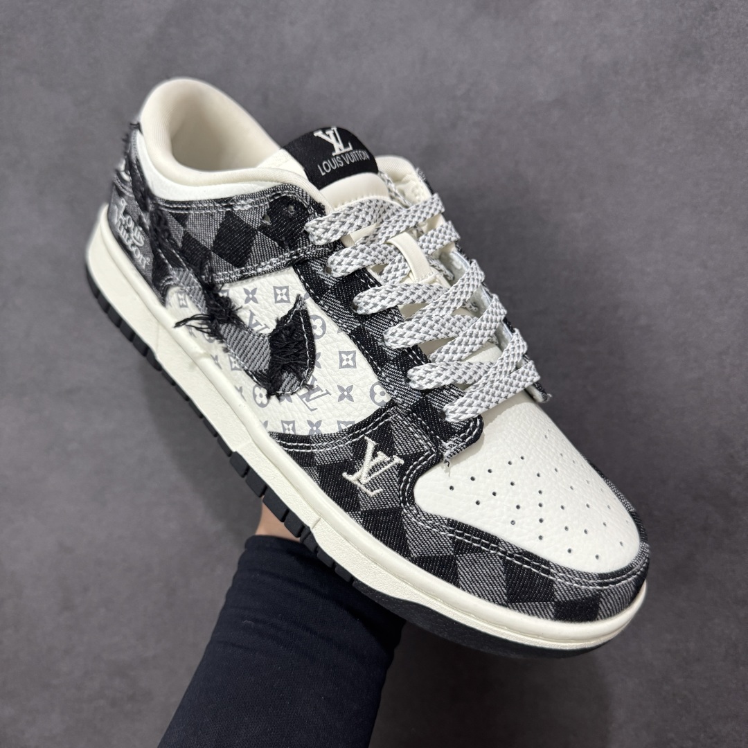 图片[3]-【定制版】Nike SB Dunk Low“LV联名——白黑格子牛仔” 高端定制 低帮休闲板鞋 定制鞋盒 高端防水材料 顶级夜光效 Ortholite鞋垫透气防臭 大厂纯原品质出货 超高清洁度 皮料切割干净无任何毛边 细节完美 货号：YF9511-901 尺码：36 36.5 37.5 38 38.5 39 40 40.5 41 42 42.5 43 44 44.5 45 编码：HXSB330340-选品中心