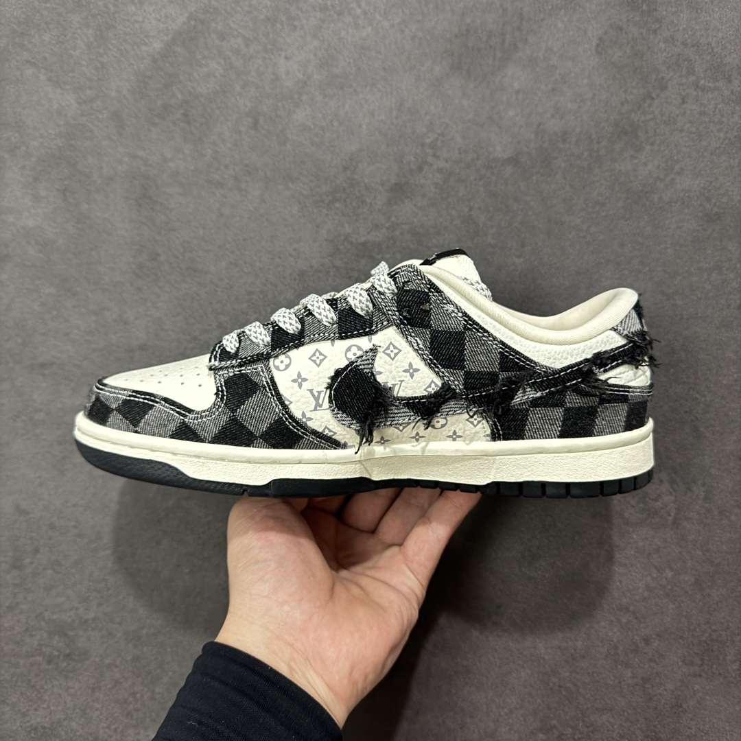 图片[2]-【定制版】Nike SB Dunk Low“LV联名——白黑格子牛仔” 高端定制 低帮休闲板鞋 定制鞋盒 高端防水材料 顶级夜光效 Ortholite鞋垫透气防臭 大厂纯原品质出货 超高清洁度 皮料切割干净无任何毛边 细节完美 货号：YF9511-901 尺码：36 36.5 37.5 38 38.5 39 40 40.5 41 42 42.5 43 44 44.5 45 编码：HXSB330340-选品中心