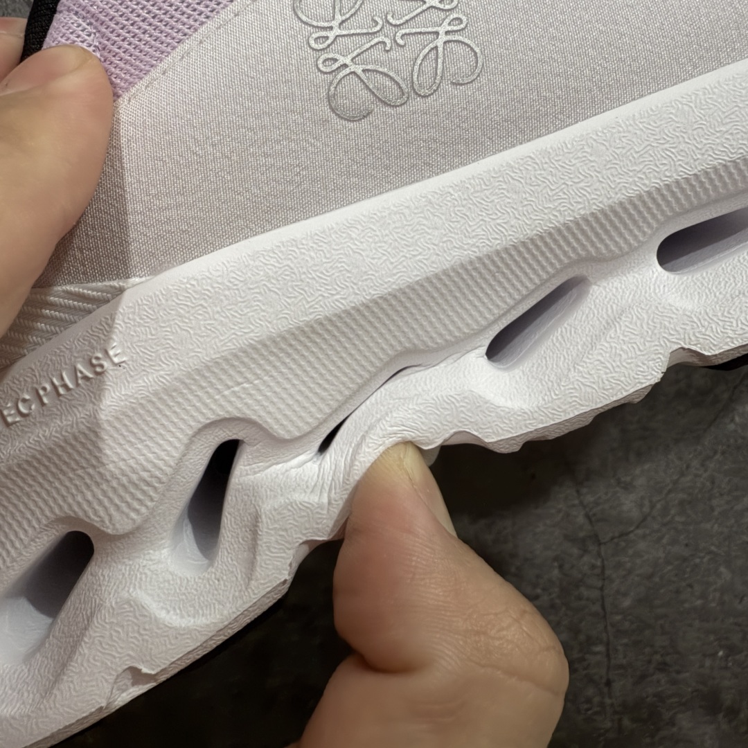 图片[9]-【渠道M版】ON昂跑 x Loewe 罗意威联名二代系列 原版开发 原材料打造 还原真实脚感 鞋底非常软弹 跑步健身必备 原版对比无任何差别 高端零售必推版本 市场独家货 区别市场所有版本 还原对比 鞋面采用一体成型布料 有弹性非常透气 鞋底镂空设计 运用了CLOUDTILT专利技术 弹力十足 毫无负重感 适合日常长距离行走或者休闲旅游 跑步！ 尺码 36-39-选品中心