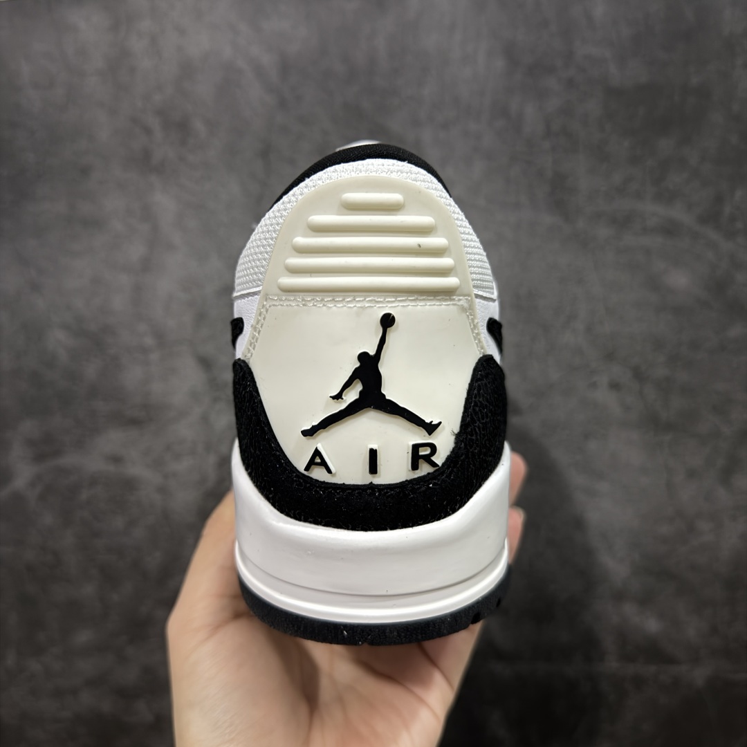 图片[4]-【黑金版本】Air Jordan Legacy AJ312 Low 低帮复古篮球鞋 黑白爆裂纹 FQ7827-110 市场独一档产物 全套原纸板楦头开发 原厂大底磨具加持立体防滑纹理 原档数据后跟TPU子母扣魔术贴 原装可视Air Sole气垫 原汁原味最完美的312代版型 唯一正确鞋头趴度弧度高度鞋身腰线 进口港宝加持 后跟自然饱满 全鞋荧光划线卡点 追求极致完美 每一双都是工艺品 多重QC质检 超越公司货的品控标准 实实在在的免检产品 鞋身采用了皮革材质打造 横跨鞋面的魔术贴十分吸睛 侧面的Swoosh Logo的一部分被鞋面遮挡了一部分 颇具玩味 魔术贴上标有NK标识 而鞋舌上是Jordan的经典红色飞翼Logo 后跟和鞋底均采用了AJ3的设计 后跟上同样也使用了经典的爆裂纹图案 尺码：36-47.5-选品中心