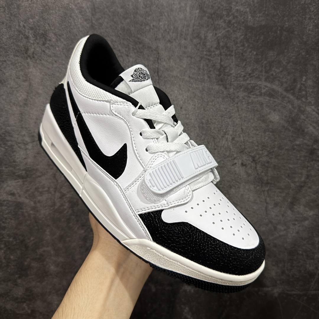 图片[3]-【黑金版本】Air Jordan Legacy AJ312 Low 低帮复古篮球鞋 黑白爆裂纹 FQ7827-110 市场独一档产物 全套原纸板楦头开发 原厂大底磨具加持立体防滑纹理 原档数据后跟TPU子母扣魔术贴 原装可视Air Sole气垫 原汁原味最完美的312代版型 唯一正确鞋头趴度弧度高度鞋身腰线 进口港宝加持 后跟自然饱满 全鞋荧光划线卡点 追求极致完美 每一双都是工艺品 多重QC质检 超越公司货的品控标准 实实在在的免检产品 鞋身采用了皮革材质打造 横跨鞋面的魔术贴十分吸睛 侧面的Swoosh Logo的一部分被鞋面遮挡了一部分 颇具玩味 魔术贴上标有NK标识 而鞋舌上是Jordan的经典红色飞翼Logo 后跟和鞋底均采用了AJ3的设计 后跟上同样也使用了经典的爆裂纹图案 尺码：36-47.5-选品中心