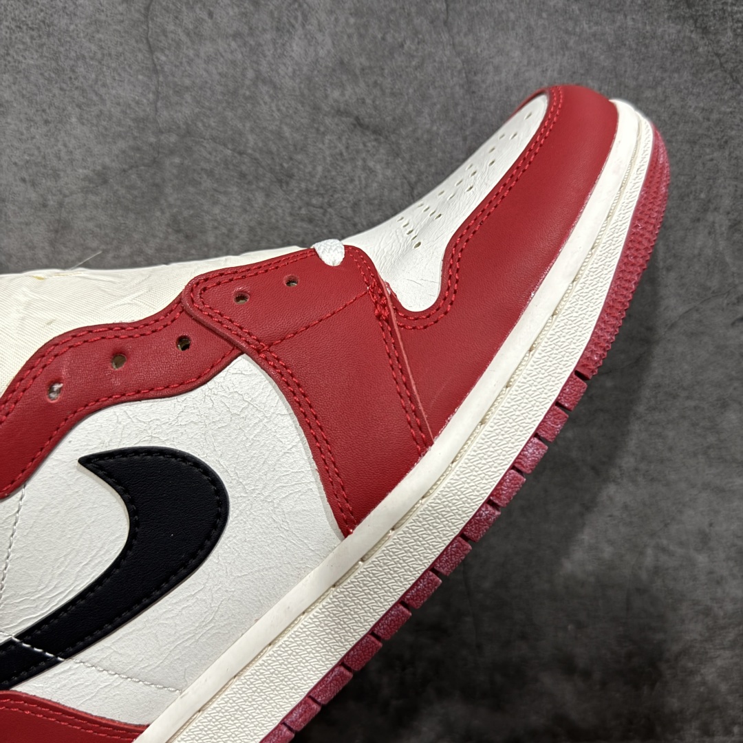 图片[6]-【原厂版】Air Jordan 1 High OG 复古做旧芝加哥 DZ5485-612 全新批次 高端零售特供 产品品控稳定性领先行业 各方面细节材料对比原版 SZ原厂全套原楦原纸板冲刀磨具开发 原厂皮料加持 原厂港宝加持定型后跟R度完美 同源原厂电绣 飞翼针数密度立体效果一致 百分百一致原鞋 原厂拉帮工艺 针距密度一致 后跟弧度收口自然不对折 极致一眼正品既视感 进口玻璃冲刀皮料裁剪零毛边 全鞋电脑针车工艺 品控清洁度最高QC检验标准 免检产品 原厂订购鞋盒、鞋标、防尘纸、鞋撑、鞋带 追求极致的原厂味道 尺码：40 40.5 41 42 42.5 43 44 44.5 45 46 47.5 48.5-选品中心