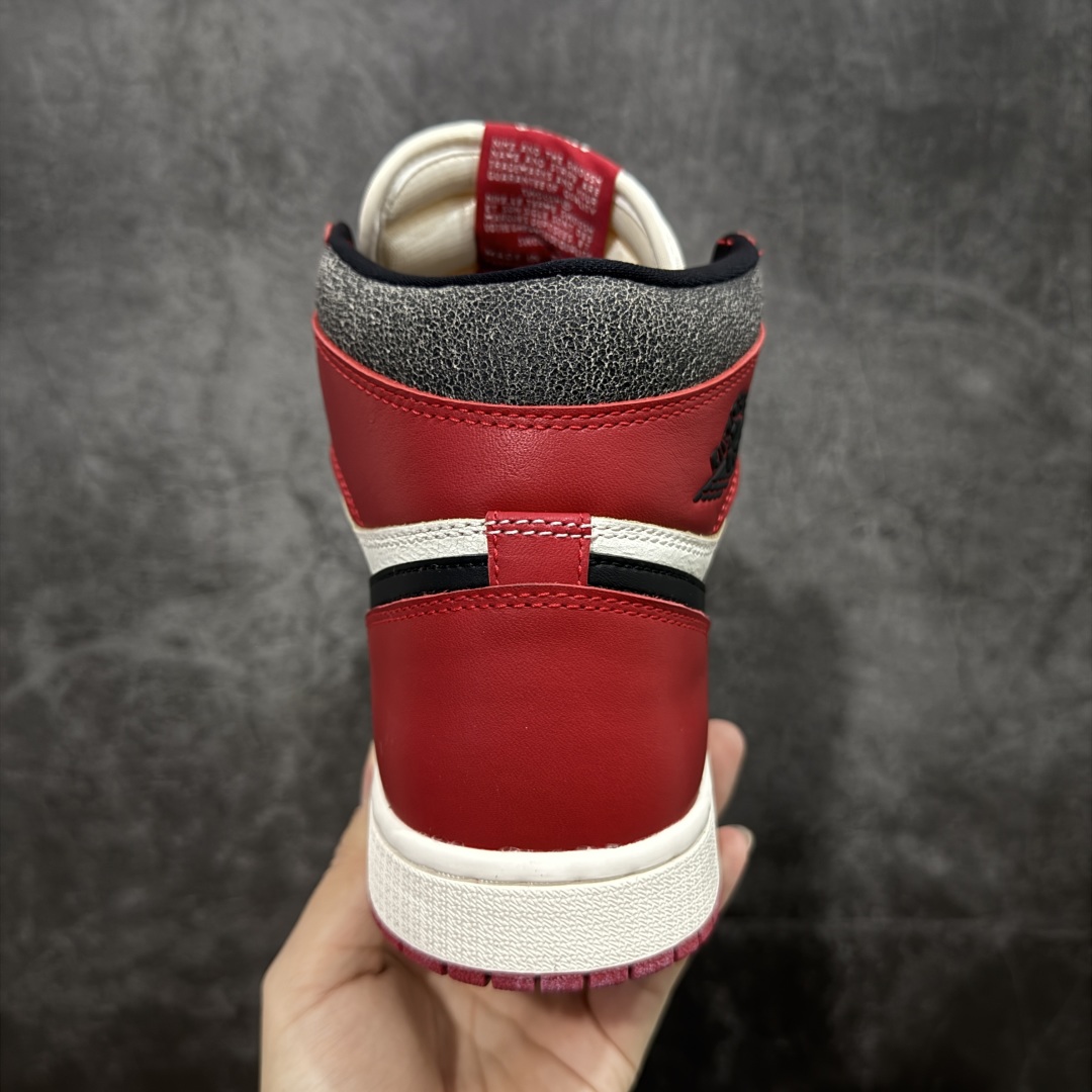 图片[4]-【原厂版】Air Jordan 1 High OG 复古做旧芝加哥 DZ5485-612 全新批次 高端零售特供 产品品控稳定性领先行业 各方面细节材料对比原版 SZ原厂全套原楦原纸板冲刀磨具开发 原厂皮料加持 原厂港宝加持定型后跟R度完美 同源原厂电绣 飞翼针数密度立体效果一致 百分百一致原鞋 原厂拉帮工艺 针距密度一致 后跟弧度收口自然不对折 极致一眼正品既视感 进口玻璃冲刀皮料裁剪零毛边 全鞋电脑针车工艺 品控清洁度最高QC检验标准 免检产品 原厂订购鞋盒、鞋标、防尘纸、鞋撑、鞋带 追求极致的原厂味道 尺码：40 40.5 41 42 42.5 43 44 44.5 45 46 47.5 48.5-选品中心