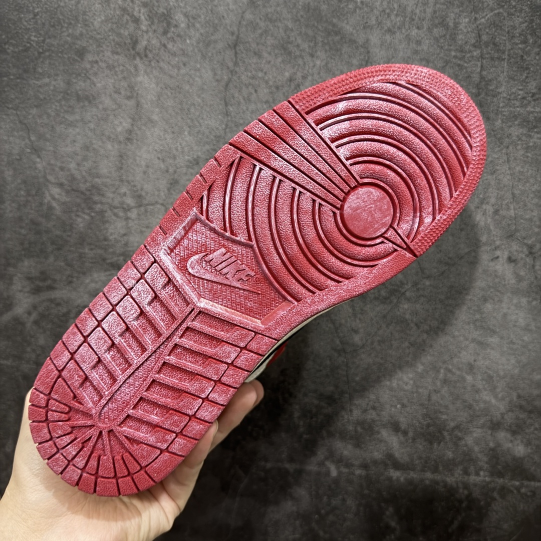 图片[9]-【原厂版】Air Jordan 1 High OG 复古做旧芝加哥 DZ5485-612 全新批次 高端零售特供 产品品控稳定性领先行业 各方面细节材料对比原版 SZ原厂全套原楦原纸板冲刀磨具开发 原厂皮料加持 原厂港宝加持定型后跟R度完美 同源原厂电绣 飞翼针数密度立体效果一致 百分百一致原鞋 原厂拉帮工艺 针距密度一致 后跟弧度收口自然不对折 极致一眼正品既视感 进口玻璃冲刀皮料裁剪零毛边 全鞋电脑针车工艺 品控清洁度最高QC检验标准 免检产品 原厂订购鞋盒、鞋标、防尘纸、鞋撑、鞋带 追求极致的原厂味道 尺码：40 40.5 41 42 42.5 43 44 44.5 45 46 47.5 48.5-选品中心