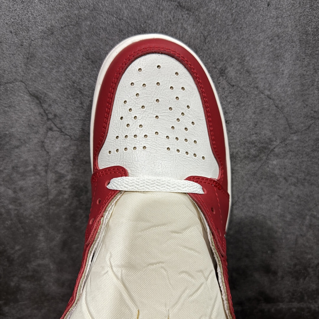 图片[5]-【原厂版】Air Jordan 1 High OG 复古做旧芝加哥 DZ5485-612 全新批次 高端零售特供 产品品控稳定性领先行业 各方面细节材料对比原版 SZ原厂全套原楦原纸板冲刀磨具开发 原厂皮料加持 原厂港宝加持定型后跟R度完美 同源原厂电绣 飞翼针数密度立体效果一致 百分百一致原鞋 原厂拉帮工艺 针距密度一致 后跟弧度收口自然不对折 极致一眼正品既视感 进口玻璃冲刀皮料裁剪零毛边 全鞋电脑针车工艺 品控清洁度最高QC检验标准 免检产品 原厂订购鞋盒、鞋标、防尘纸、鞋撑、鞋带 追求极致的原厂味道 尺码：40 40.5 41 42 42.5 43 44 44.5 45 46 47.5 48.5-选品中心