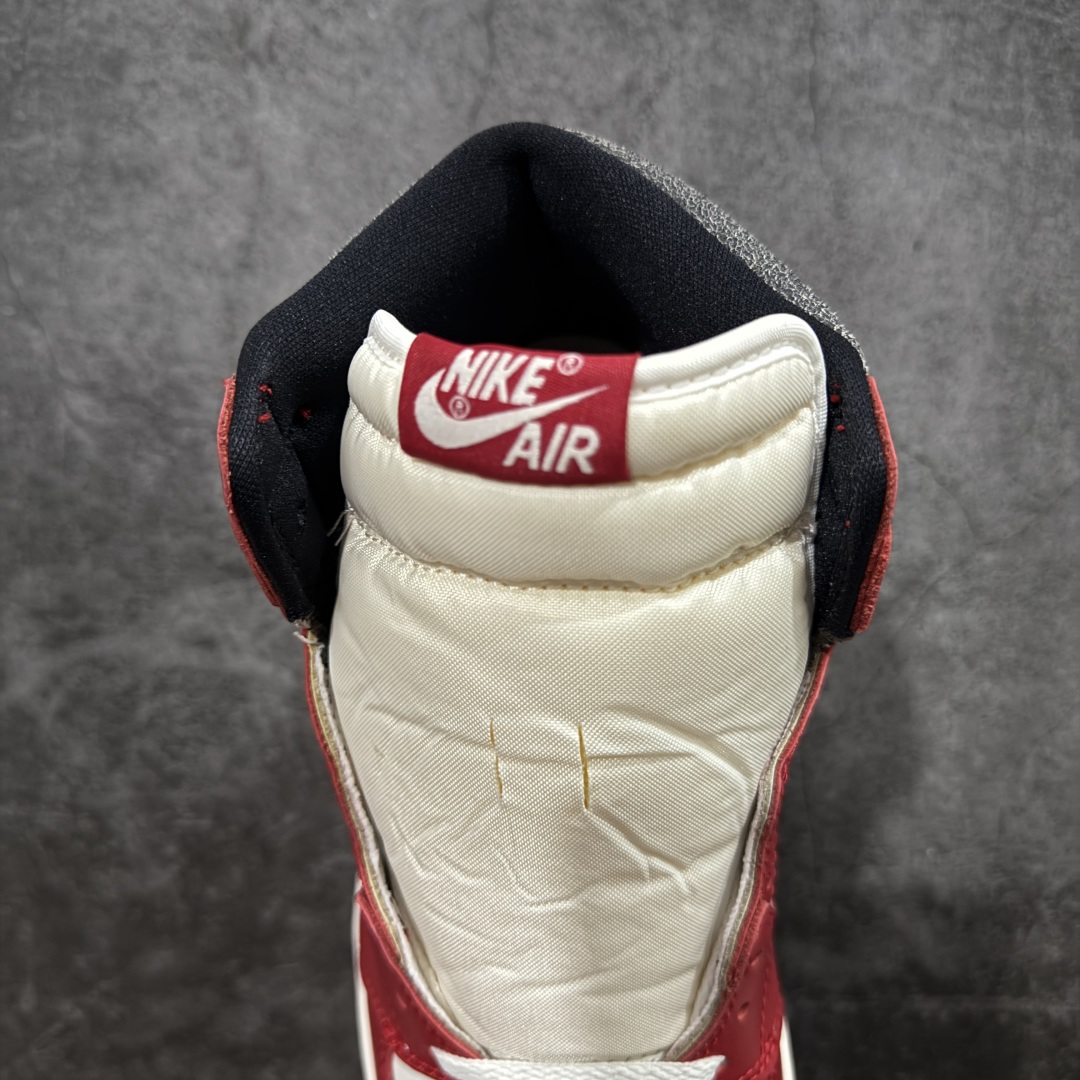 图片[8]-【原厂版】Air Jordan 1 High OG 复古做旧芝加哥 DZ5485-612 全新批次 高端零售特供 产品品控稳定性领先行业 各方面细节材料对比原版 SZ原厂全套原楦原纸板冲刀磨具开发 原厂皮料加持 原厂港宝加持定型后跟R度完美 同源原厂电绣 飞翼针数密度立体效果一致 百分百一致原鞋 原厂拉帮工艺 针距密度一致 后跟弧度收口自然不对折 极致一眼正品既视感 进口玻璃冲刀皮料裁剪零毛边 全鞋电脑针车工艺 品控清洁度最高QC检验标准 免检产品 原厂订购鞋盒、鞋标、防尘纸、鞋撑、鞋带 追求极致的原厂味道 尺码：40 40.5 41 42 42.5 43 44 44.5 45 46 47.5 48.5-选品中心