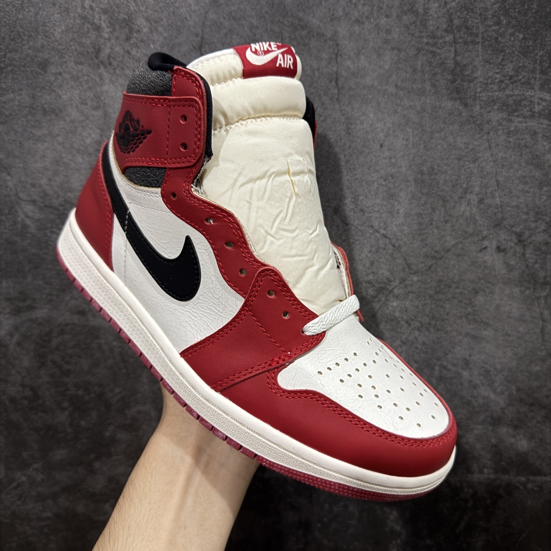 图片[3]-【原厂版】Air Jordan 1 High OG 复古做旧芝加哥 DZ5485-612 全新批次 高端零售特供 产品品控稳定性领先行业 各方面细节材料对比原版 SZ原厂全套原楦原纸板冲刀磨具开发 原厂皮料加持 原厂港宝加持定型后跟R度完美 同源原厂电绣 飞翼针数密度立体效果一致 百分百一致原鞋 原厂拉帮工艺 针距密度一致 后跟弧度收口自然不对折 极致一眼正品既视感 进口玻璃冲刀皮料裁剪零毛边 全鞋电脑针车工艺 品控清洁度最高QC检验标准 免检产品 原厂订购鞋盒、鞋标、防尘纸、鞋撑、鞋带 追求极致的原厂味道 尺码：40 40.5 41 42 42.5 43 44 44.5 45 46 47.5 48.5-选品中心