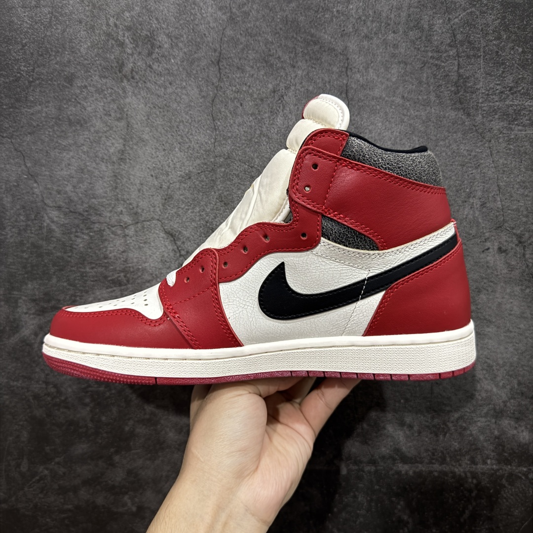 图片[2]-【原厂版】Air Jordan 1 High OG 复古做旧芝加哥 DZ5485-612 全新批次 高端零售特供 产品品控稳定性领先行业 各方面细节材料对比原版 SZ原厂全套原楦原纸板冲刀磨具开发 原厂皮料加持 原厂港宝加持定型后跟R度完美 同源原厂电绣 飞翼针数密度立体效果一致 百分百一致原鞋 原厂拉帮工艺 针距密度一致 后跟弧度收口自然不对折 极致一眼正品既视感 进口玻璃冲刀皮料裁剪零毛边 全鞋电脑针车工艺 品控清洁度最高QC检验标准 免检产品 原厂订购鞋盒、鞋标、防尘纸、鞋撑、鞋带 追求极致的原厂味道 尺码：40 40.5 41 42 42.5 43 44 44.5 45 46 47.5 48.5-选品中心