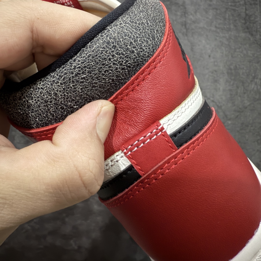 图片[2]-【原厂版】Air Jordan 1 High OG 复古做旧芝加哥 DZ5485-612 全新批次 高端零售特供 产品品控稳定性领先行业 各方面细节材料对比原版 SZ原厂全套原楦原纸板冲刀磨具开发 原厂皮料加持 原厂港宝加持定型后跟R度完美 同源原厂电绣 飞翼针数密度立体效果一致 百分百一致原鞋 原厂拉帮工艺 针距密度一致 后跟弧度收口自然不对折 极致一眼正品既视感 进口玻璃冲刀皮料裁剪零毛边 全鞋电脑针车工艺 品控清洁度最高QC检验标准 免检产品 原厂订购鞋盒、鞋标、防尘纸、鞋撑、鞋带 追求极致的原厂味道 尺码：40 40.5 41 42 42.5 43 44 44.5 45 46 47.5 48.5-选品中心