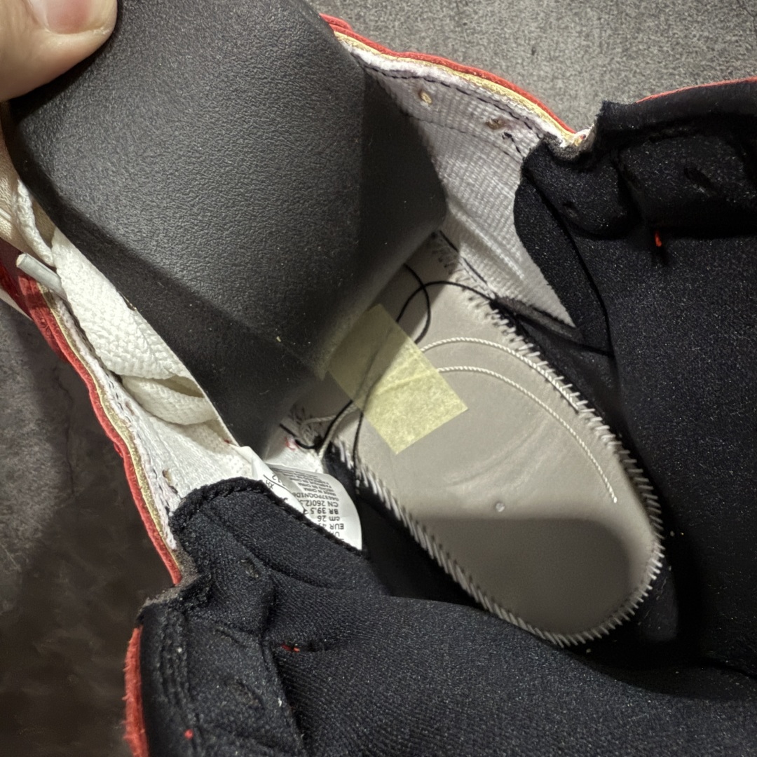 图片[7]-【原厂版】Air Jordan 1 High OG 复古做旧芝加哥 DZ5485-612 全新批次 高端零售特供 产品品控稳定性领先行业 各方面细节材料对比原版 SZ原厂全套原楦原纸板冲刀磨具开发 原厂皮料加持 原厂港宝加持定型后跟R度完美 同源原厂电绣 飞翼针数密度立体效果一致 百分百一致原鞋 原厂拉帮工艺 针距密度一致 后跟弧度收口自然不对折 极致一眼正品既视感 进口玻璃冲刀皮料裁剪零毛边 全鞋电脑针车工艺 品控清洁度最高QC检验标准 免检产品 原厂订购鞋盒、鞋标、防尘纸、鞋撑、鞋带 追求极致的原厂味道 尺码：40 40.5 41 42 42.5 43 44 44.5 45 46 47.5 48.5-选品中心
