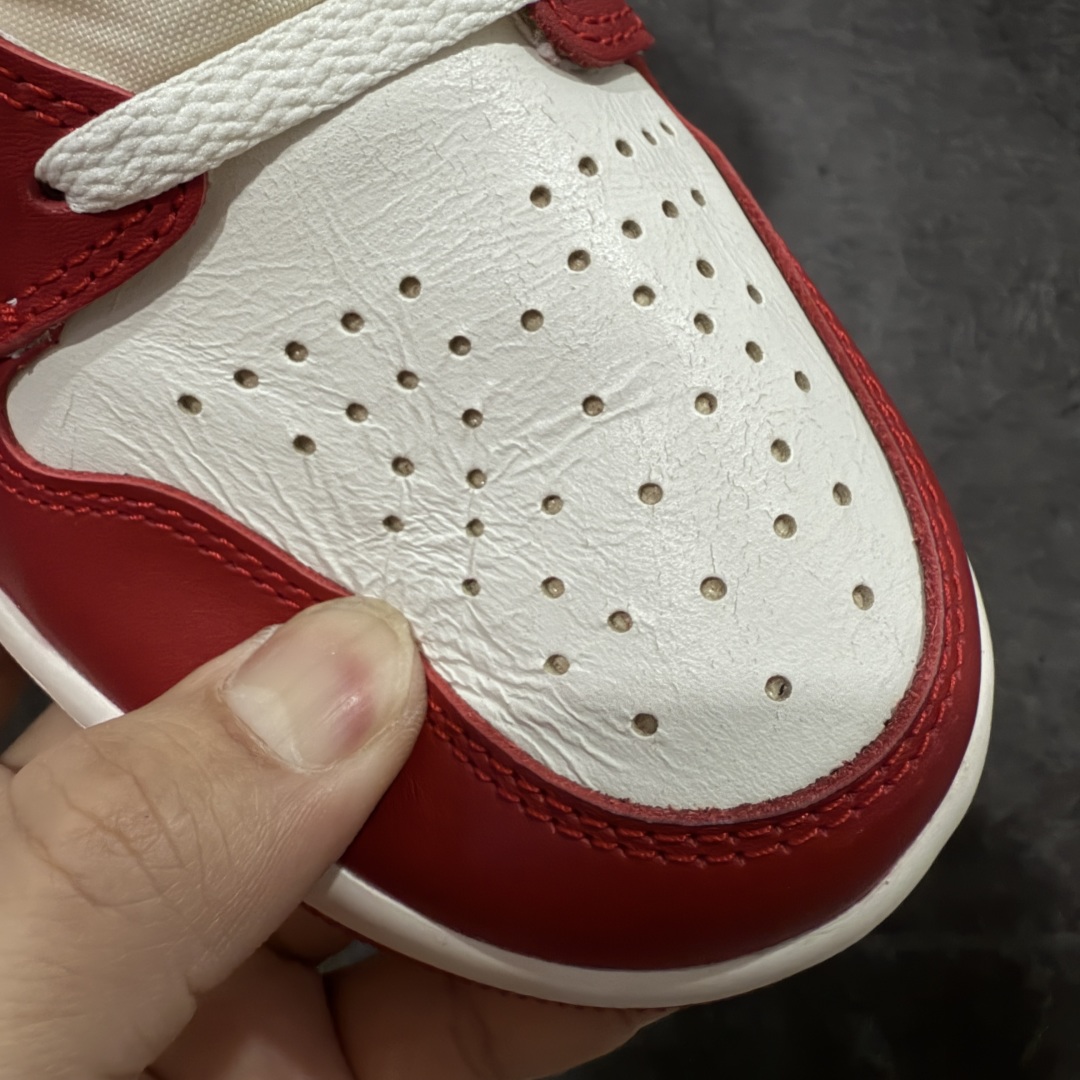 图片[5]-【原厂版】Air Jordan 1 High OG 复古做旧芝加哥 DZ5485-612 全新批次 高端零售特供 产品品控稳定性领先行业 各方面细节材料对比原版 SZ原厂全套原楦原纸板冲刀磨具开发 原厂皮料加持 原厂港宝加持定型后跟R度完美 同源原厂电绣 飞翼针数密度立体效果一致 百分百一致原鞋 原厂拉帮工艺 针距密度一致 后跟弧度收口自然不对折 极致一眼正品既视感 进口玻璃冲刀皮料裁剪零毛边 全鞋电脑针车工艺 品控清洁度最高QC检验标准 免检产品 原厂订购鞋盒、鞋标、防尘纸、鞋撑、鞋带 追求极致的原厂味道 尺码：40 40.5 41 42 42.5 43 44 44.5 45 46 47.5 48.5-选品中心