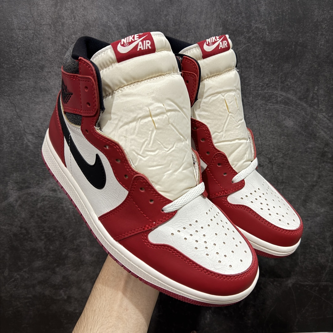 【原厂版】Air Jordan 1 High OG 复古做旧芝加哥 DZ5485-612 全新批次 高端零售特供 产品品控稳定性领先行业 各方面细节材料对比原版 SZ原厂全套原楦原纸板冲刀磨具开发 原厂皮料加持 原厂港宝加持定型后跟R度完美 同源原厂电绣 飞翼针数密度立体效果一致 百分百一致原鞋 原厂拉帮工艺 针距密度一致 后跟弧度收口自然不对折 极致一眼正品既视感 进口玻璃冲刀皮料裁剪零毛边 全鞋电脑针车工艺 品控清洁度最高QC检验标准 免检产品 原厂订购鞋盒、鞋标、防尘纸、鞋撑、鞋带 追求极致的原厂味道 尺码：40 40.5 41 42 42.5 43 44 44.5 45 46 47.5 48.5-选品中心
