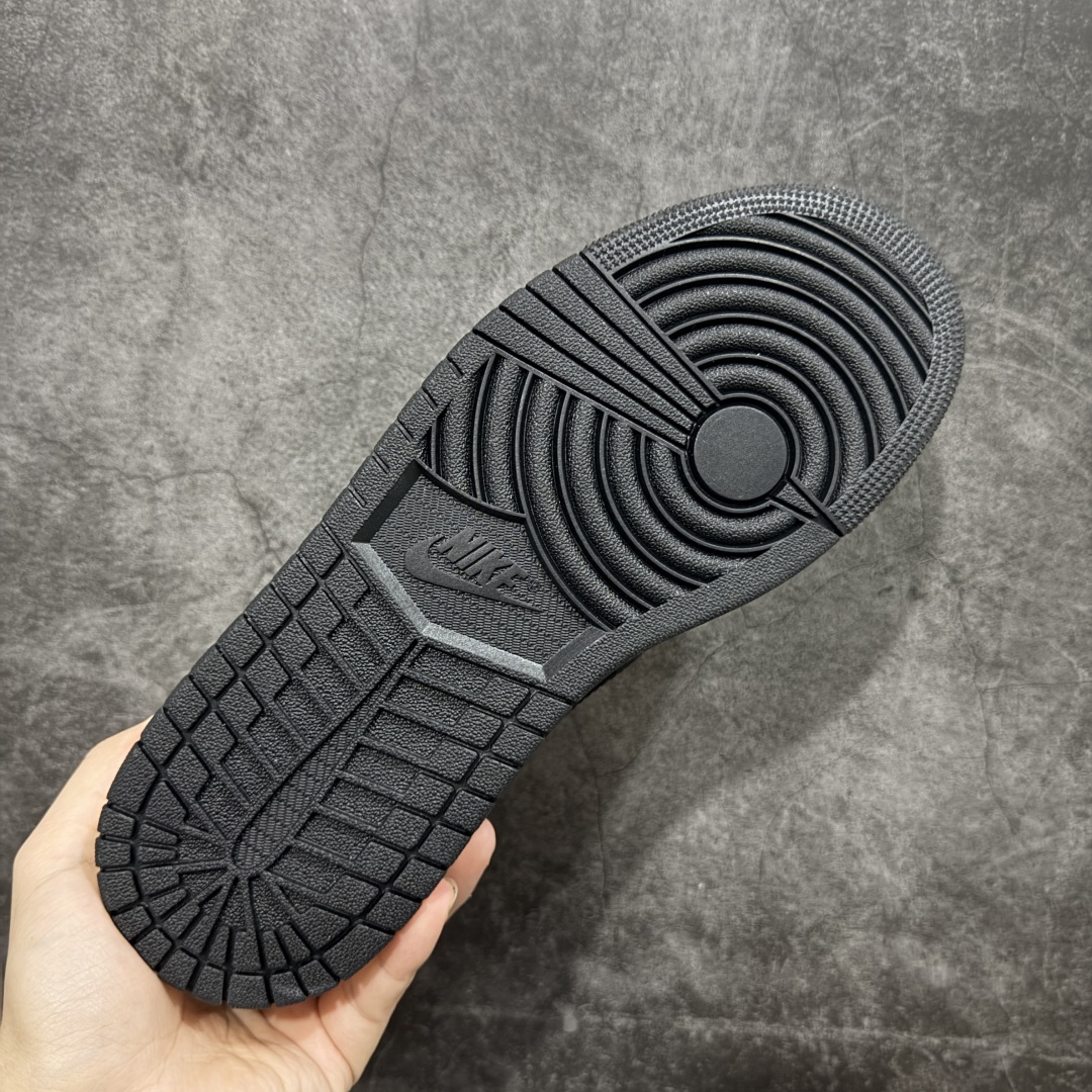 图片[9]-【原厂版】Air Jordan 1 x Travis Scott AJ1 x TS联名黑棕倒钩低帮 DM7866-201 超级强悍品质 可对比市场各大纯原版本 专业aj大厂出品 对细节的把控毋庸置疑 材料也是用最接近原鞋的头层皮料 所有地方都没有做到减配 原厂鞋楦打造完美鞋型 整体鞋型以及后跟做的弧度做的非常好 鞋带为原厂打蜡鞋带 粗细程度同步原鞋 裁片清洁度到位 无明显瑕疵毛边 免修产品 正确针车 该重针 该有尖角的地方都有做到 鞋价格非常香 转手可闭眼卖高价 到手各位就知道货有多好 绝对秒杀一切同价格货品 尺码：36-47.5-选品中心