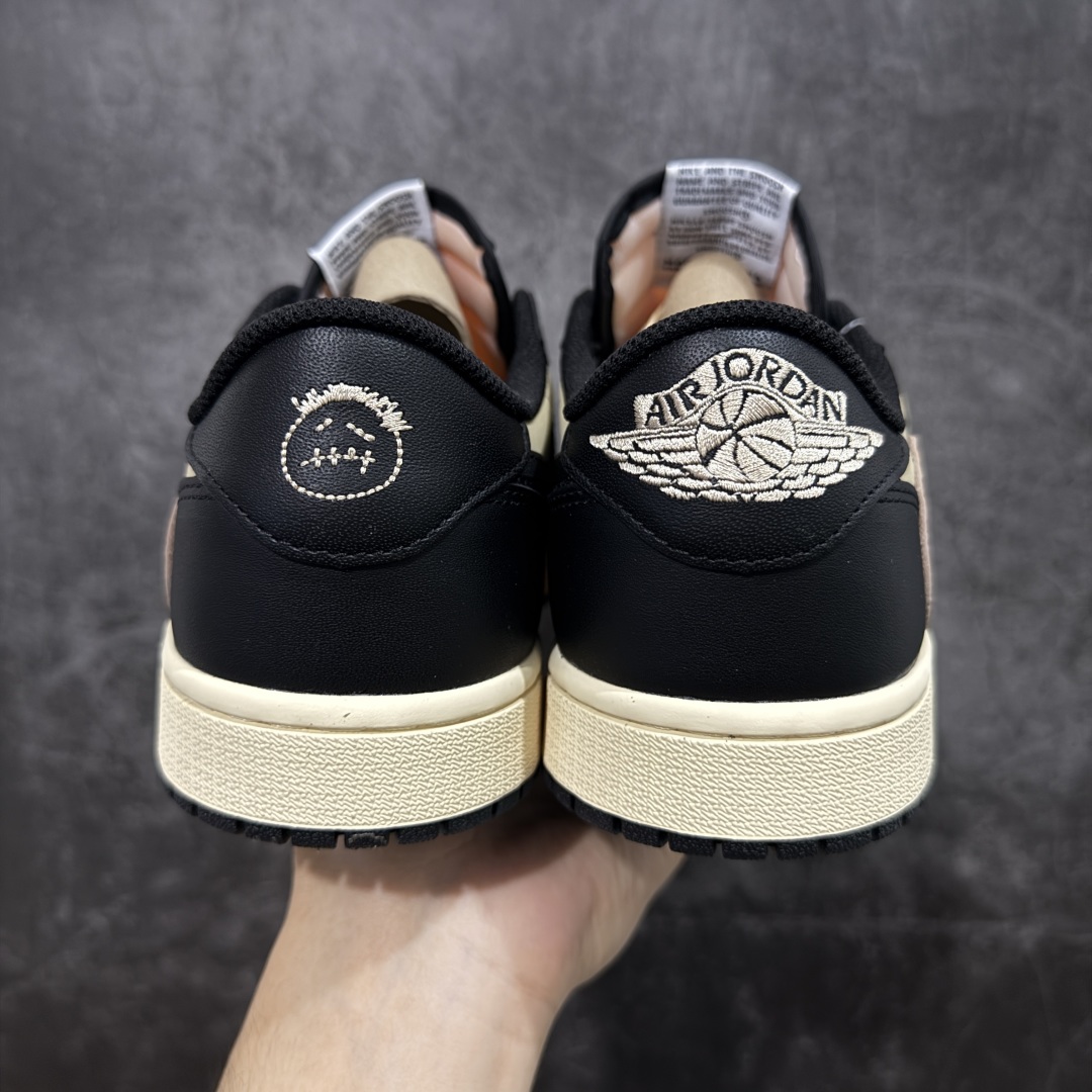 图片[4]-【原厂版】Air Jordan 1 x Travis Scott AJ1 x TS联名黑棕倒钩低帮 DM7866-201 超级强悍品质 可对比市场各大纯原版本 专业aj大厂出品 对细节的把控毋庸置疑 材料也是用最接近原鞋的头层皮料 所有地方都没有做到减配 原厂鞋楦打造完美鞋型 整体鞋型以及后跟做的弧度做的非常好 鞋带为原厂打蜡鞋带 粗细程度同步原鞋 裁片清洁度到位 无明显瑕疵毛边 免修产品 正确针车 该重针 该有尖角的地方都有做到 鞋价格非常香 转手可闭眼卖高价 到手各位就知道货有多好 绝对秒杀一切同价格货品 尺码：36-47.5-选品中心