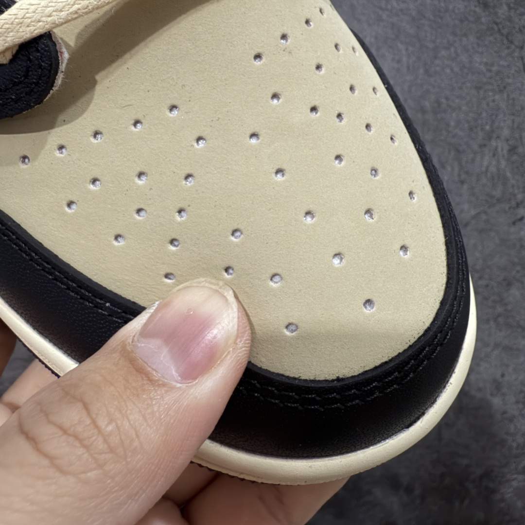 图片[5]-【原厂版】Air Jordan 1 x Travis Scott AJ1 x TS联名黑棕倒钩低帮 DM7866-201 超级强悍品质 可对比市场各大纯原版本 专业aj大厂出品 对细节的把控毋庸置疑 材料也是用最接近原鞋的头层皮料 所有地方都没有做到减配 原厂鞋楦打造完美鞋型 整体鞋型以及后跟做的弧度做的非常好 鞋带为原厂打蜡鞋带 粗细程度同步原鞋 裁片清洁度到位 无明显瑕疵毛边 免修产品 正确针车 该重针 该有尖角的地方都有做到 鞋价格非常香 转手可闭眼卖高价 到手各位就知道货有多好 绝对秒杀一切同价格货品 尺码：36-47.5-选品中心
