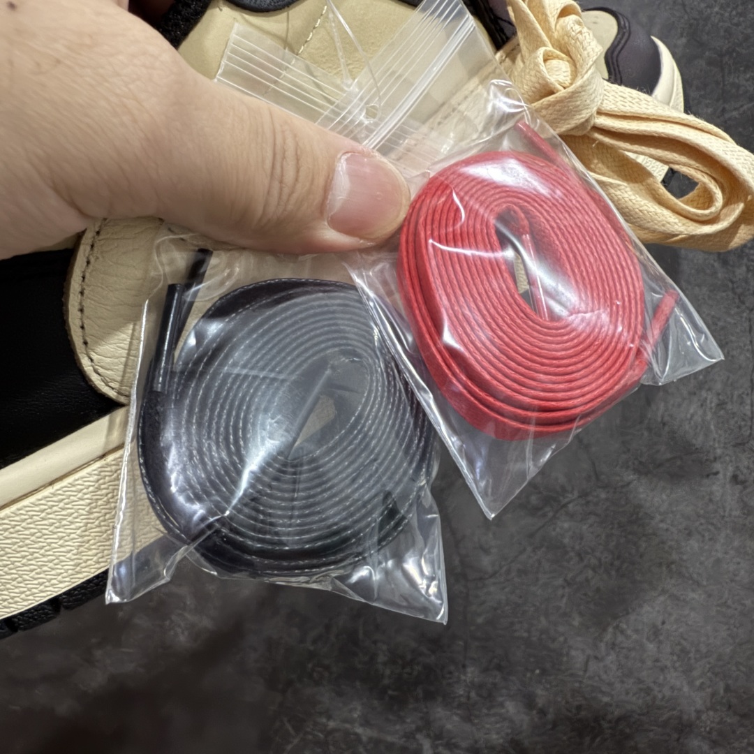 图片[9]-【原厂版】Air Jordan 1 x Travis Scott AJ1 x TS联名黑棕倒钩低帮 DM7866-201 超级强悍品质 可对比市场各大纯原版本 专业aj大厂出品 对细节的把控毋庸置疑 材料也是用最接近原鞋的头层皮料 所有地方都没有做到减配 原厂鞋楦打造完美鞋型 整体鞋型以及后跟做的弧度做的非常好 鞋带为原厂打蜡鞋带 粗细程度同步原鞋 裁片清洁度到位 无明显瑕疵毛边 免修产品 正确针车 该重针 该有尖角的地方都有做到 鞋价格非常香 转手可闭眼卖高价 到手各位就知道货有多好 绝对秒杀一切同价格货品 尺码：36-47.5-选品中心