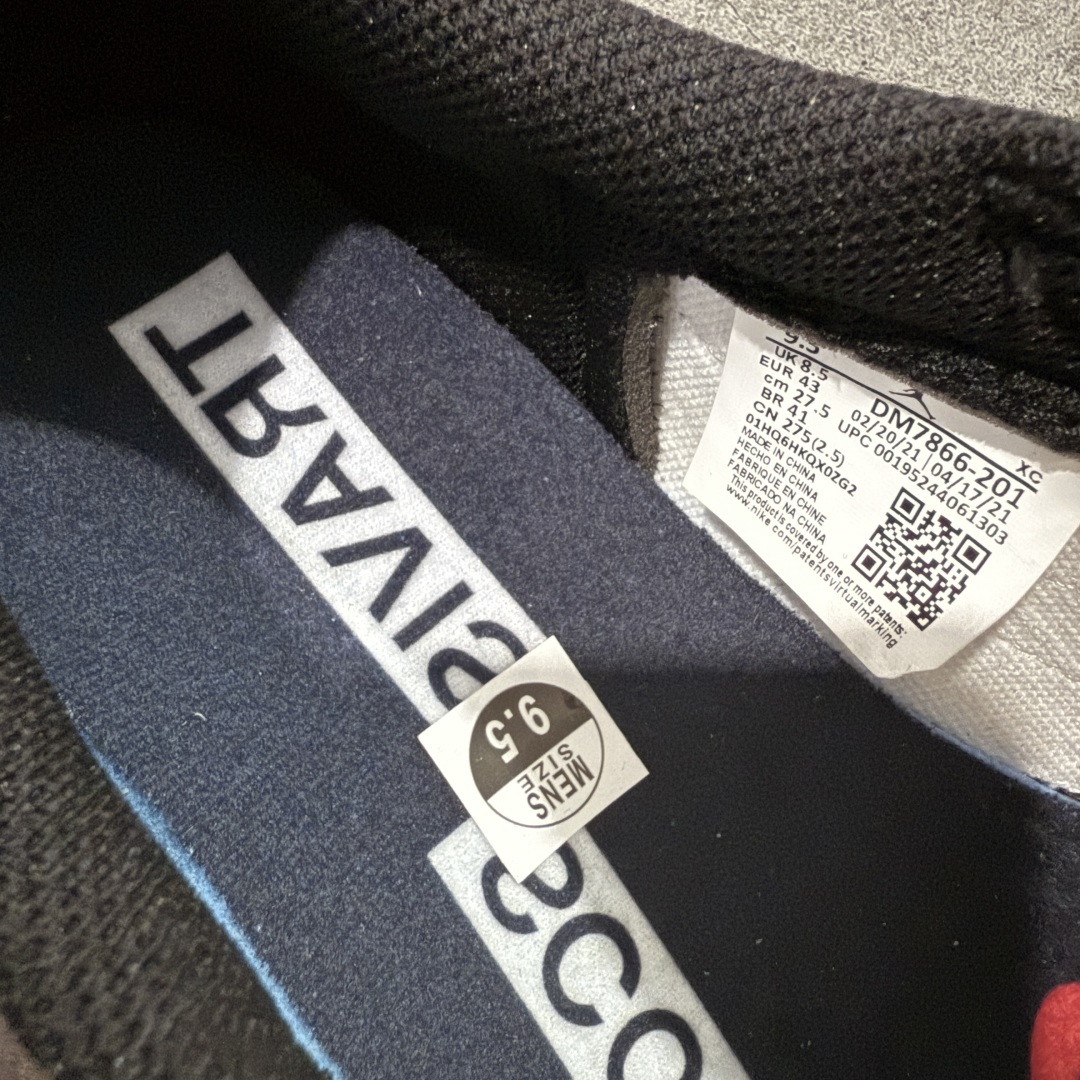 图片[7]-【原厂版】Air Jordan 1 x Travis Scott AJ1 x TS联名黑棕倒钩低帮 DM7866-201 超级强悍品质 可对比市场各大纯原版本 专业aj大厂出品 对细节的把控毋庸置疑 材料也是用最接近原鞋的头层皮料 所有地方都没有做到减配 原厂鞋楦打造完美鞋型 整体鞋型以及后跟做的弧度做的非常好 鞋带为原厂打蜡鞋带 粗细程度同步原鞋 裁片清洁度到位 无明显瑕疵毛边 免修产品 正确针车 该重针 该有尖角的地方都有做到 鞋价格非常香 转手可闭眼卖高价 到手各位就知道货有多好 绝对秒杀一切同价格货品 尺码：36-47.5-选品中心