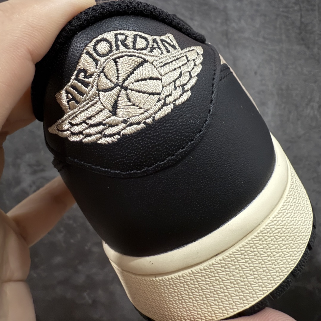 图片[2]-【原厂版】Air Jordan 1 x Travis Scott AJ1 x TS联名黑棕倒钩低帮 DM7866-201 超级强悍品质 可对比市场各大纯原版本 专业aj大厂出品 对细节的把控毋庸置疑 材料也是用最接近原鞋的头层皮料 所有地方都没有做到减配 原厂鞋楦打造完美鞋型 整体鞋型以及后跟做的弧度做的非常好 鞋带为原厂打蜡鞋带 粗细程度同步原鞋 裁片清洁度到位 无明显瑕疵毛边 免修产品 正确针车 该重针 该有尖角的地方都有做到 鞋价格非常香 转手可闭眼卖高价 到手各位就知道货有多好 绝对秒杀一切同价格货品 尺码：36-47.5-选品中心