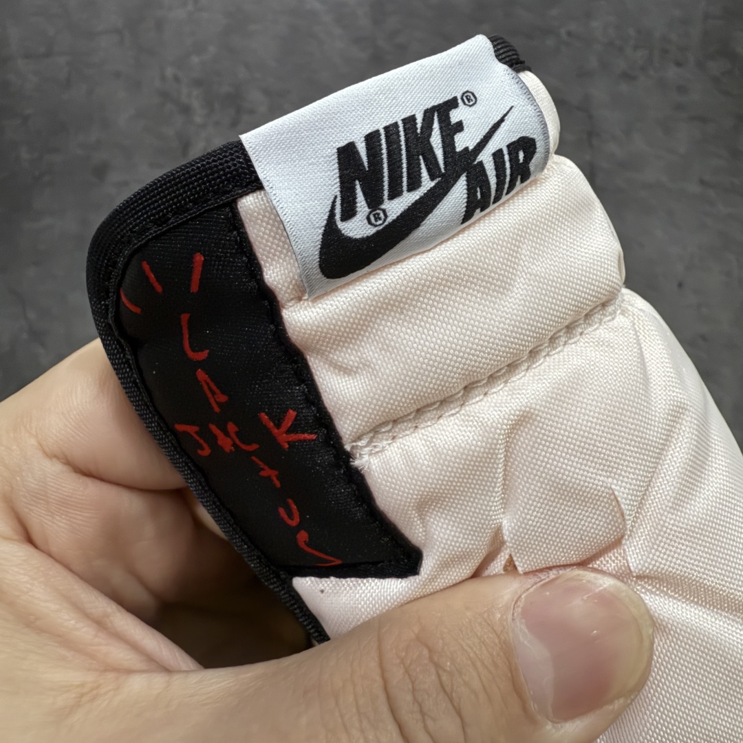 图片[6]-【原厂版】Air Jordan 1 x Travis Scott AJ1 x TS联名黑棕倒钩低帮 DM7866-201 超级强悍品质 可对比市场各大纯原版本 专业aj大厂出品 对细节的把控毋庸置疑 材料也是用最接近原鞋的头层皮料 所有地方都没有做到减配 原厂鞋楦打造完美鞋型 整体鞋型以及后跟做的弧度做的非常好 鞋带为原厂打蜡鞋带 粗细程度同步原鞋 裁片清洁度到位 无明显瑕疵毛边 免修产品 正确针车 该重针 该有尖角的地方都有做到 鞋价格非常香 转手可闭眼卖高价 到手各位就知道货有多好 绝对秒杀一切同价格货品 尺码：36-47.5-选品中心