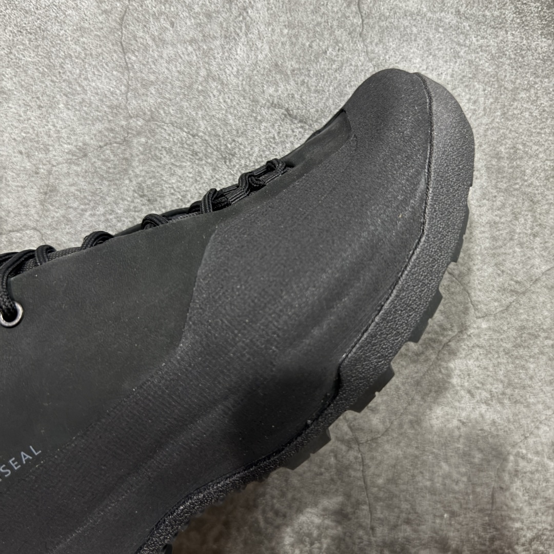 图片[6]-【莞产纯原】Arcteryx始祖鸟 Konseal Shoe 舒适 防滑耐磨透气支撑抓地 登山鞋 黑色 全鞋采用头层麂皮 耐磨防滑黄金V底 莞产高品质 区别市场通货 代购指定版本 原数据开发 不掉标 正确高频字体 鸟爪细节完美 区别市场公版货 错误字体货 中底带钢印上脚舒适轻便无负重感 四季百搭 始祖鸟 KONSEAL 轻量户外鞋，这双鞋，不仅仅可以穿着逛街上班，更可以穿着徒步旅游甚至攀岩！说实话，没多少人真的会去攀岩，经我们试穿，这双鞋，日常穿也是非常舒服轻便！搭配日常的衣服完全不违和！结构中底TPU底盘，保护双脚。配置3D模具保护双脚+一体化系带系统，鞋面防撕裂网布、TPU保护膜和牛巴革合成面料，喜欢放心入！这种类型的鞋子咱们家超难得遇到一次，喜欢一定不要错过 尺码：39-45-选品中心