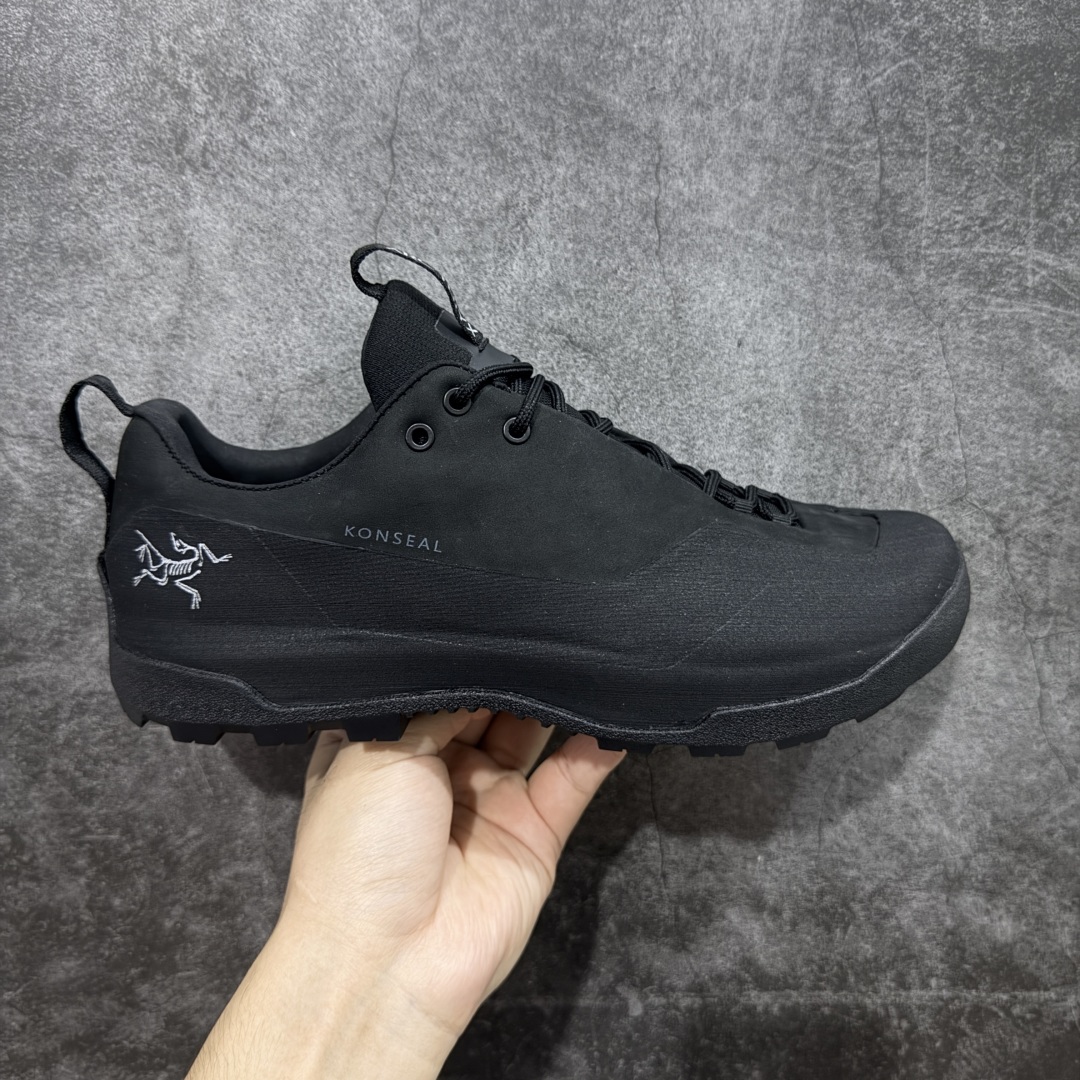 【莞产纯原】Arcteryx始祖鸟 Konseal Shoe 舒适 防滑耐磨透气支撑抓地 登山鞋 黑色 全鞋采用头层麂皮 耐磨防滑黄金V底 莞产高品质 区别市场通货 代购指定版本 原数据开发 不掉标 正确高频字体 鸟爪细节完美 区别市场公版货 错误字体货 中底带钢印上脚舒适轻便无负重感 四季百搭 始祖鸟 KONSEAL 轻量户外鞋，这双鞋，不仅仅可以穿着逛街上班，更可以穿着徒步旅游甚至攀岩！说实话，没多少人真的会去攀岩，经我们试穿，这双鞋，日常穿也是非常舒服轻便！搭配日常的衣服完全不违和！结构中底TPU底盘，保护双脚。配置3D模具保护双脚+一体化系带系统，鞋面防撕裂网布、TPU保护膜和牛巴革合成面料，喜欢放心入！这种类型的鞋子咱们家超难得遇到一次，喜欢一定不要错过 尺码：39-45-选品中心